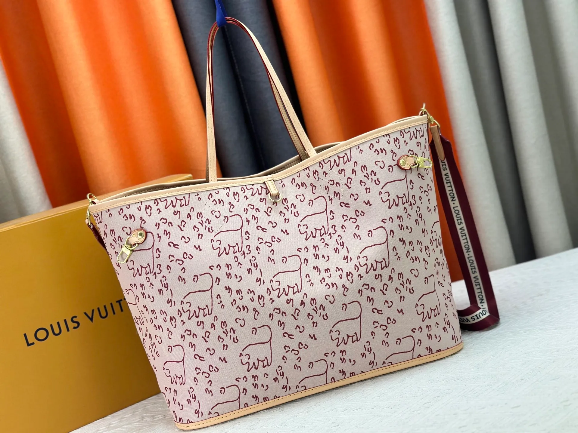 P280 Upgraded original version New M40990 M15124 Reversible The legendary Neverfull medium handbag: always able to meet your various needs for handbags. It has a large capacity but is not bulky. It is stiff and soft to the touch, making it suitable for home and travel. Tighten the side ties and it instantly transforms into a stylish urban handbag. Loosen the straps and it transforms into a chic and practical handbag. The slender leather handle can be carried over the shoulder or between the arms. The model shown here is made of Damier Azur canvas. Size: 40x33x20cm