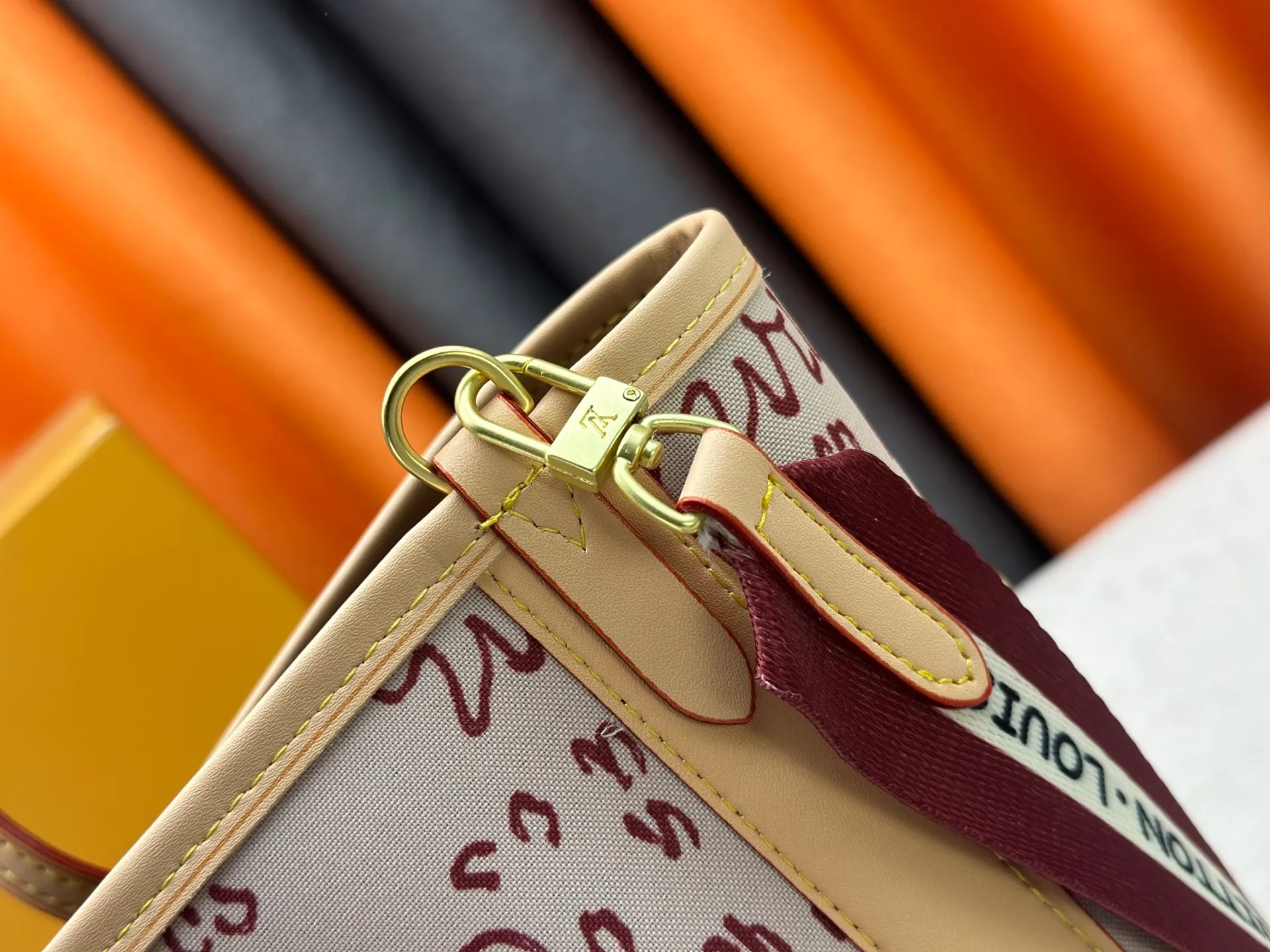 P280 Upgraded original version New M40990 M15124 Reversible The legendary Neverfull medium handbag: always able to meet your various needs for handbags. It has a large capacity but is not bulky. It is stiff and soft to the touch, making it suitable for home and travel. Tighten the side ties and it instantly transforms into a stylish urban handbag. Loosen the straps and it transforms into a chic and practical handbag. The slender leather handle can be carried over the shoulder or between the arms. The model shown here is made of Damier Azur canvas. Size: 40x33x20cm
