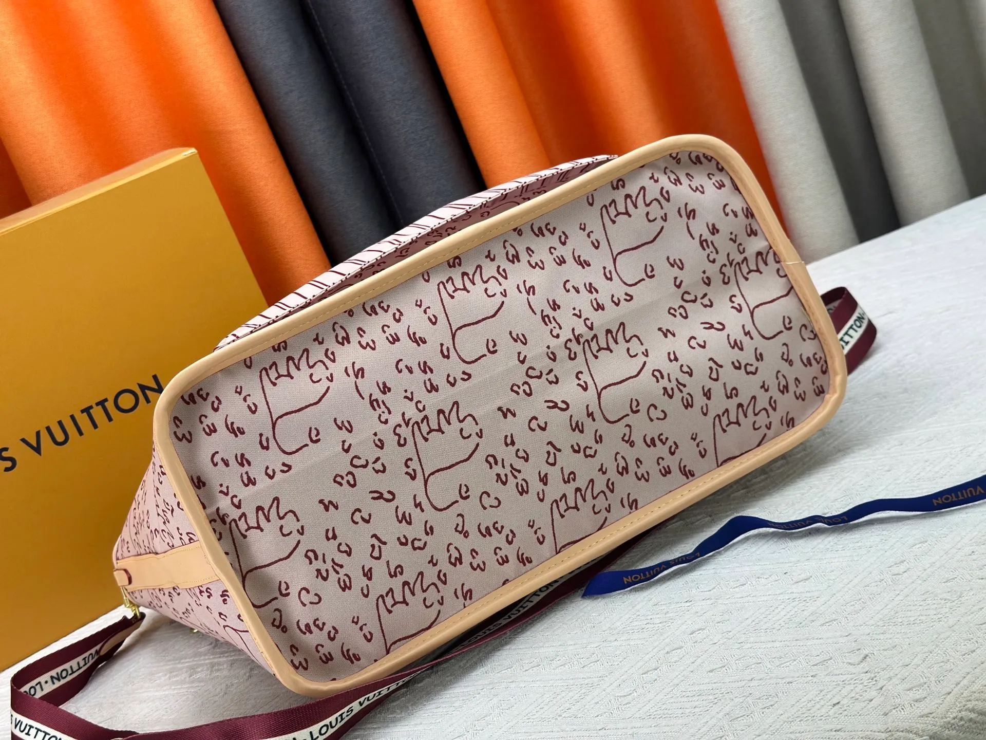 P280 Upgraded original version New M40990 M15124 Reversible The legendary Neverfull medium handbag: always able to meet your various needs for handbags. It has a large capacity but is not bulky. It is stiff and soft to the touch, making it suitable for home and travel. Tighten the side ties and it instantly transforms into a stylish urban handbag. Loosen the straps and it transforms into a chic and practical handbag. The slender leather handle can be carried over the shoulder or between the arms. The model shown here is made of Damier Azur canvas. Size: 40x33x20cm