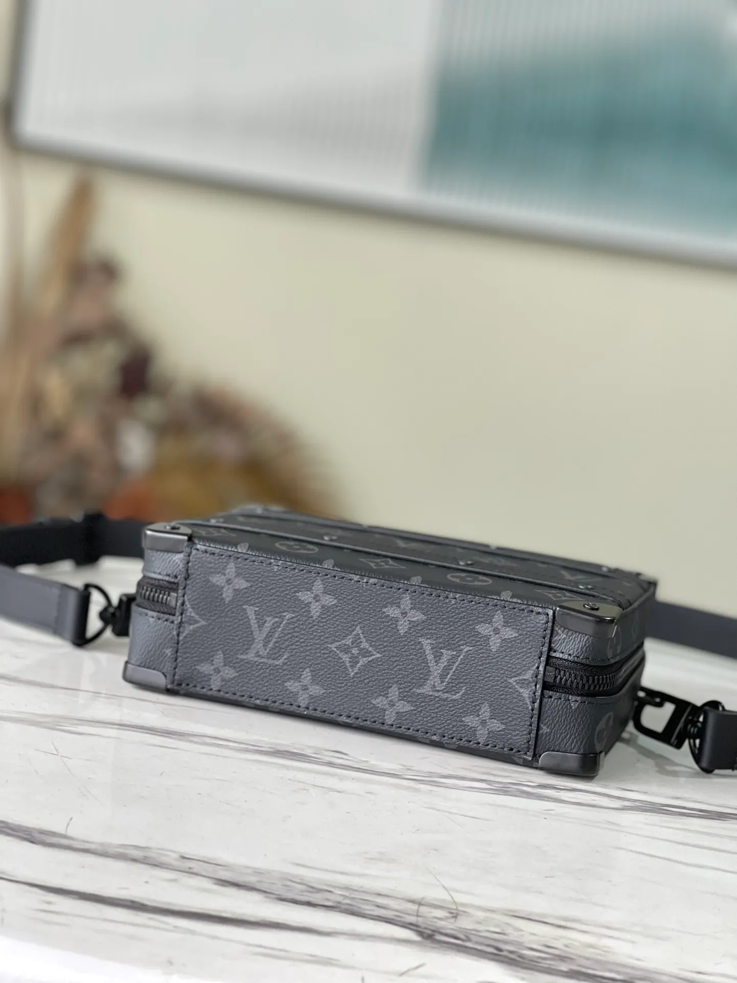 💰940 Top Original M45935 Black Flower This Handle Soft Trunk handbag is made of the iconic Monogram Macassar canvas, combined with rivet corners and leather reinforcement straps, evoking the memory of the brand's box-making tradition. The sleek construction and detachable shoulder strap make it easy to carry small electronic devices and personal needs. The wide mouth design makes it easy to access items. Dimensions: 21.5 x 15 x 7 cm