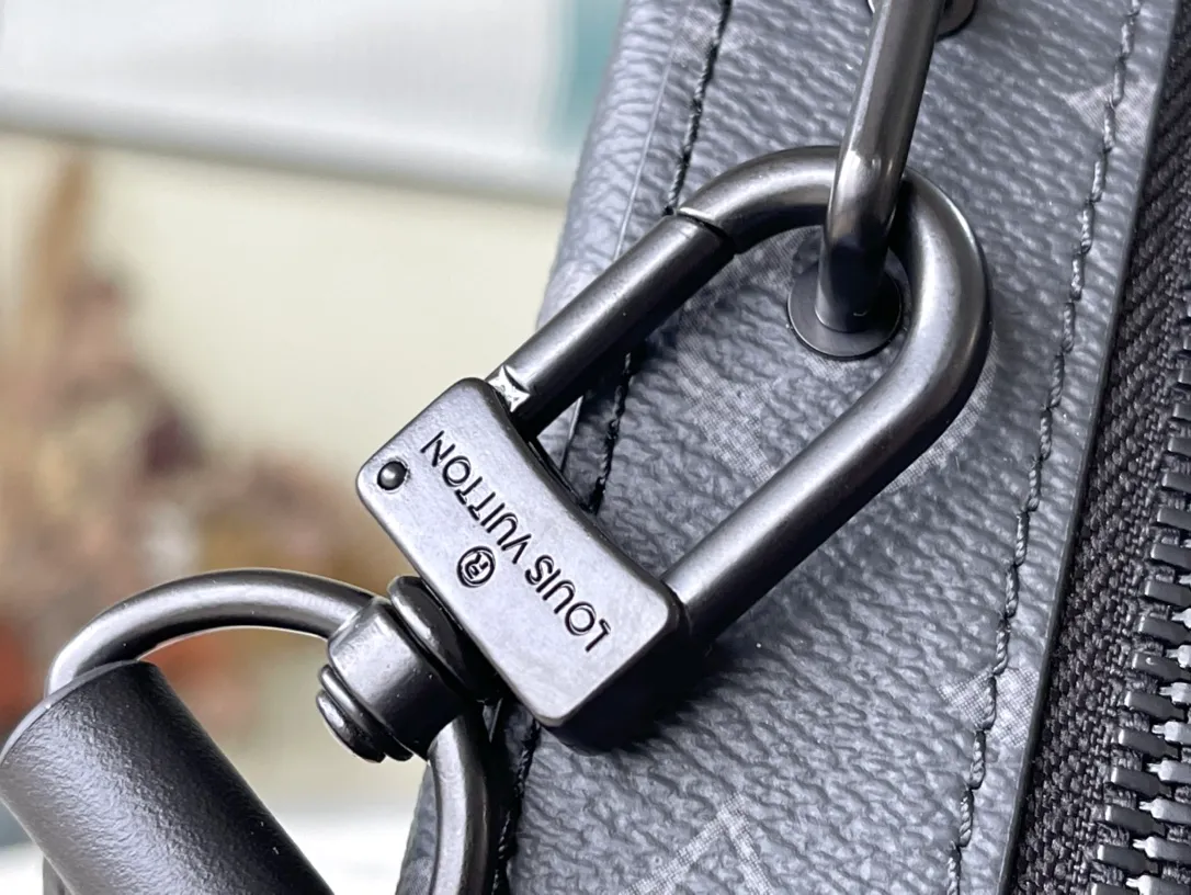 💰940 Top Original M45935 Black Flower This Handle Soft Trunk handbag is made of the iconic Monogram Macassar canvas, combined with rivet corners and leather reinforcement straps, evoking the memory of the brand's box-making tradition. The sleek construction and detachable shoulder strap make it easy to carry small electronic devices and personal needs. The wide mouth design makes it easy to access items. Dimensions: 21.5 x 15 x 7 cm
