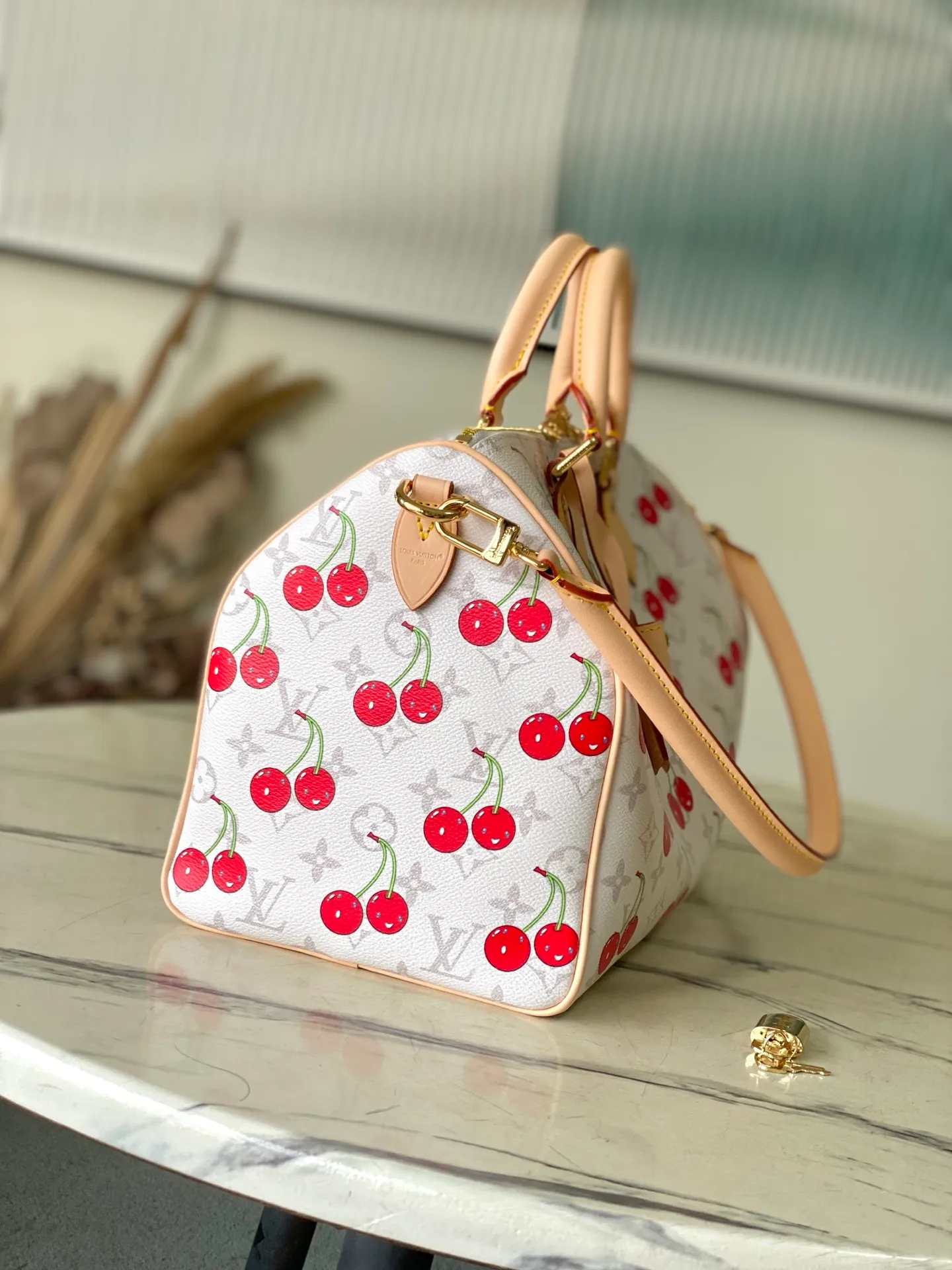 💰1180 Top original order M14238 This SpeedySoft30 handbag meets the personalized aesthetics of the Louis Vuitton×Takashi Murakami replica series. Monogram coated canvas chooses sober colors this time to highlight the passionate cherry pattern painted by Japanese artists. Denim fabric constructs the inner layer, the Toron top handle and the detachable Toron shoulder strap are both made of leather, and the bow-shaped key bag is rich in details. Dimensions: 30 × 21 × 17 cm