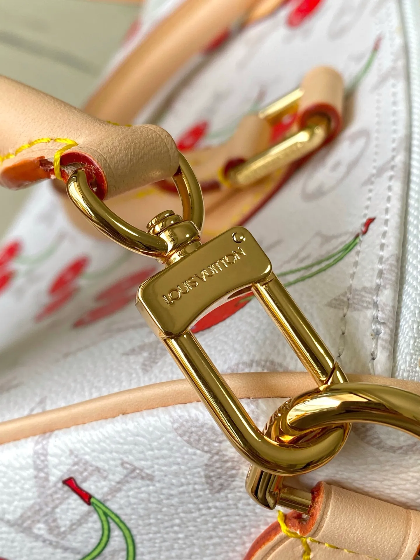 💰1180 Top original order M14238 This SpeedySoft30 handbag meets the personalized aesthetics of the Louis Vuitton×Takashi Murakami replica series. Monogram coated canvas chooses sober colors this time to highlight the passionate cherry pattern painted by Japanese artists. Denim fabric constructs the inner layer, the Toron top handle and the detachable Toron shoulder strap are both made of leather, and the bow-shaped key bag is rich in details. Dimensions: 30 × 21 × 17 cm