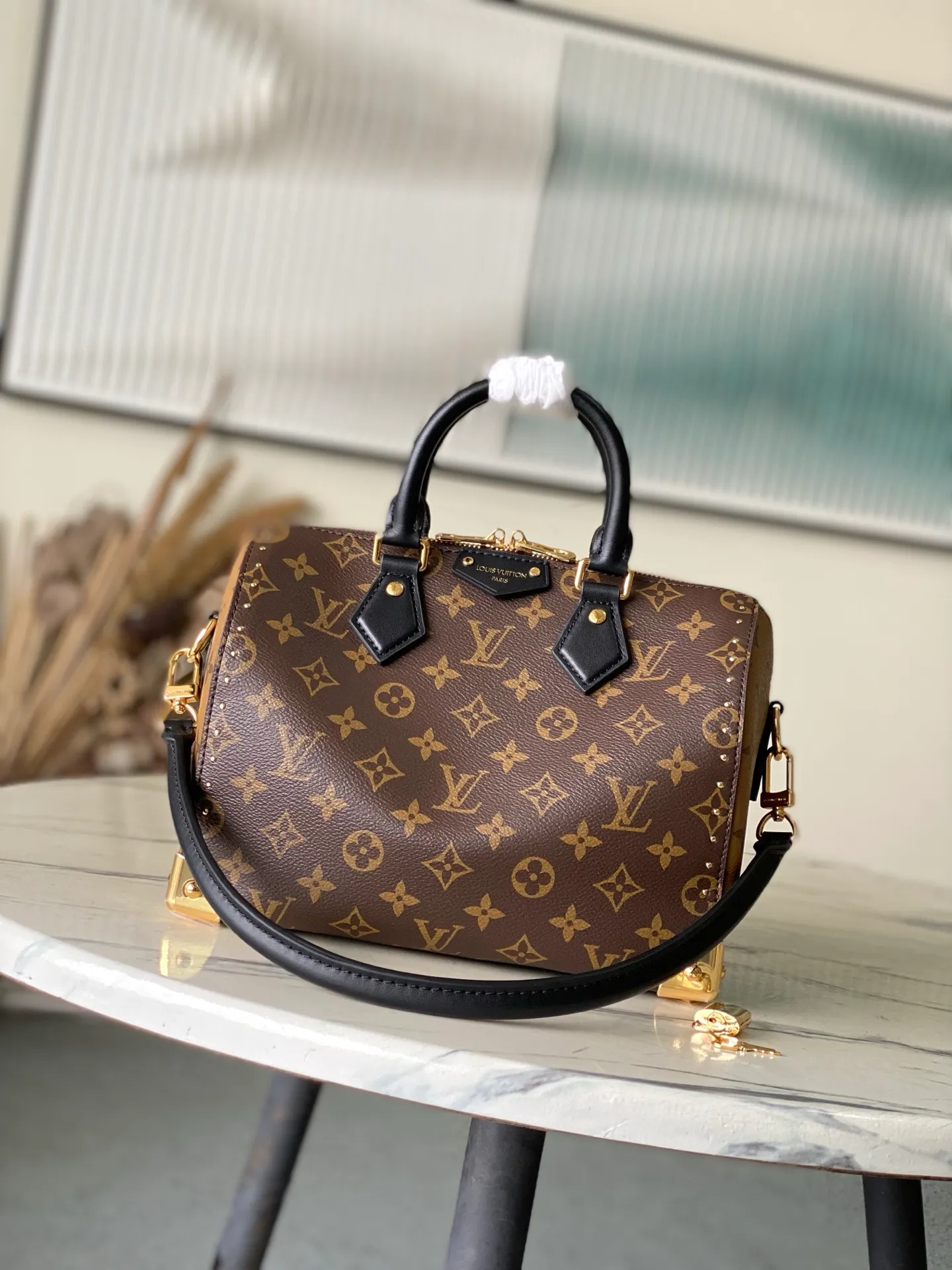 💰1020 Top original order M26181 Trunk series welcomes this new Speedy 25 model, which pays tribute to the brand’s genes through brand archive elements such as Monogram classic patterns and suitcase-inspired details. Made of canvas material with cow leather trim and embellished with metal parts, it shows exquisite craftsmanship. The elegant yet modern design can be carried by hand or on one shoulder, making it suitable for a variety of occasions. Dimensions: 27 × 20 × 15 cm