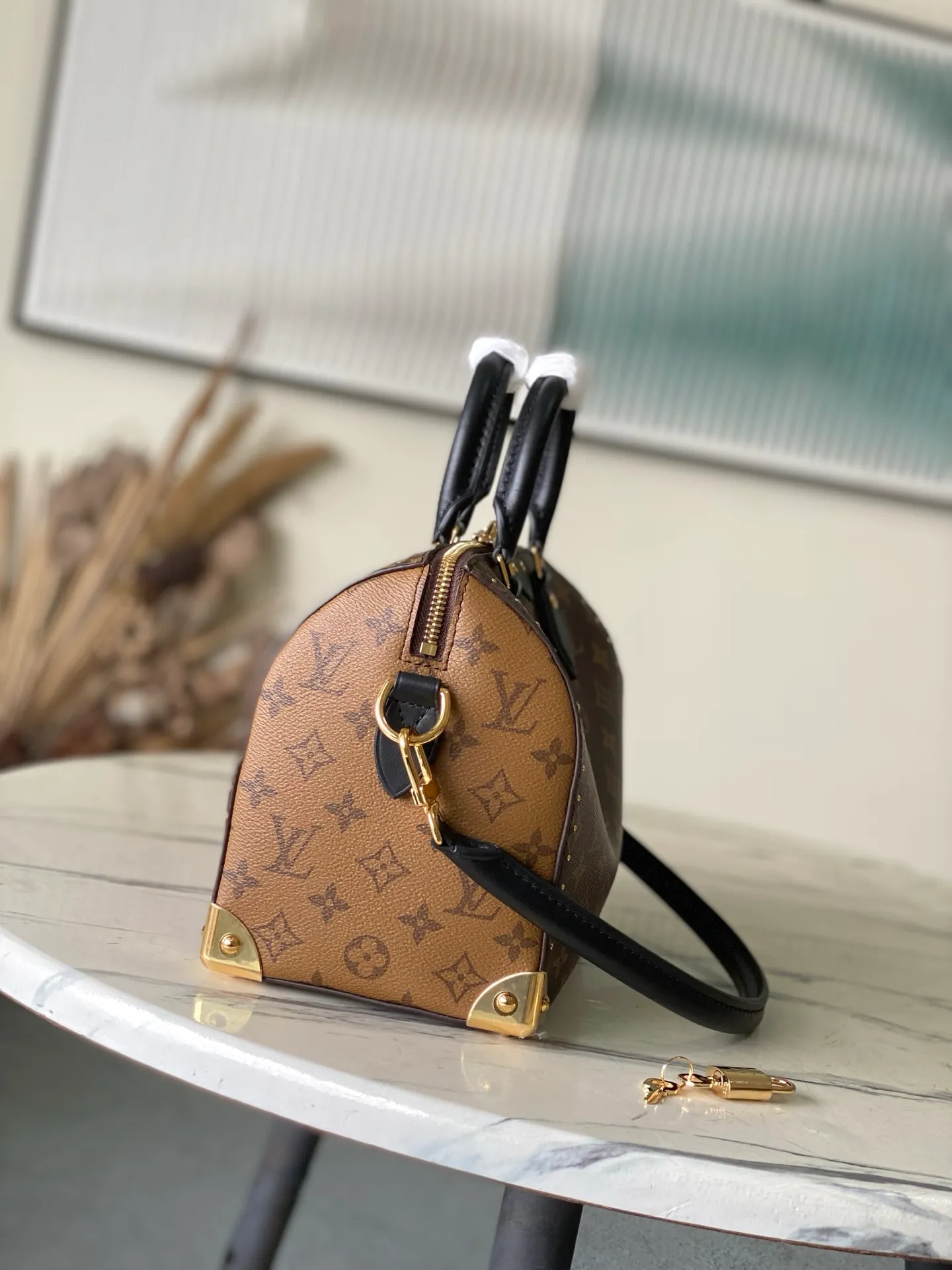 💰1020 Top original order M26181 Trunk series welcomes this new Speedy 25 model, which pays tribute to the brand’s genes through brand archive elements such as Monogram classic patterns and suitcase-inspired details. Made of canvas material with cow leather trim and embellished with metal parts, it shows exquisite craftsmanship. The elegant yet modern design can be carried by hand or on one shoulder, making it suitable for a variety of occasions. Dimensions: 27 × 20 × 15 cm