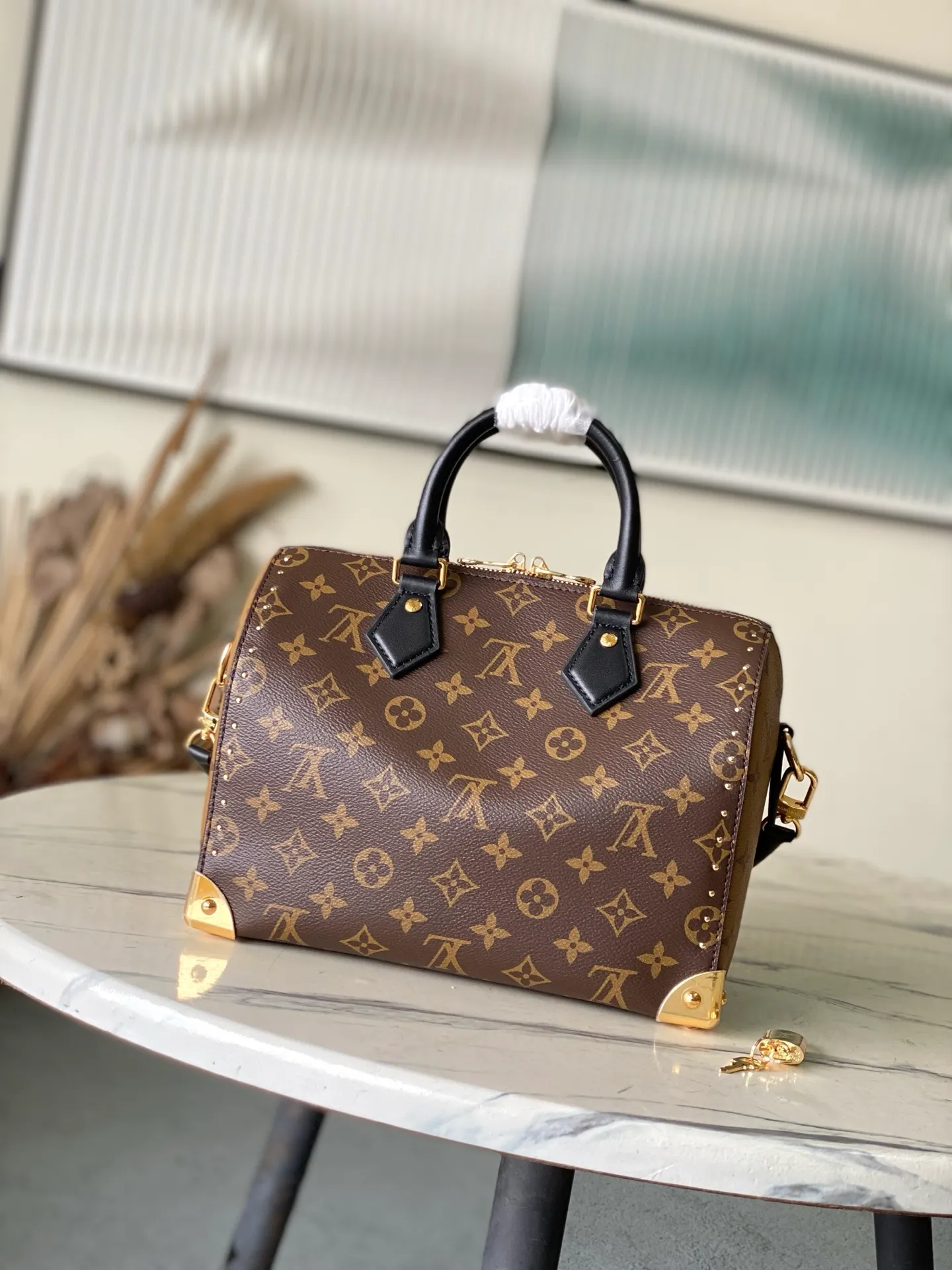 💰1020 Top original order M26181 Trunk series welcomes this new Speedy 25 model, which pays tribute to the brand’s genes through brand archive elements such as Monogram classic patterns and suitcase-inspired details. Made of canvas material with cow leather trim and embellished with metal parts, it shows exquisite craftsmanship. The elegant yet modern design can be carried by hand or on one shoulder, making it suitable for a variety of occasions. Dimensions: 27 × 20 × 15 cm