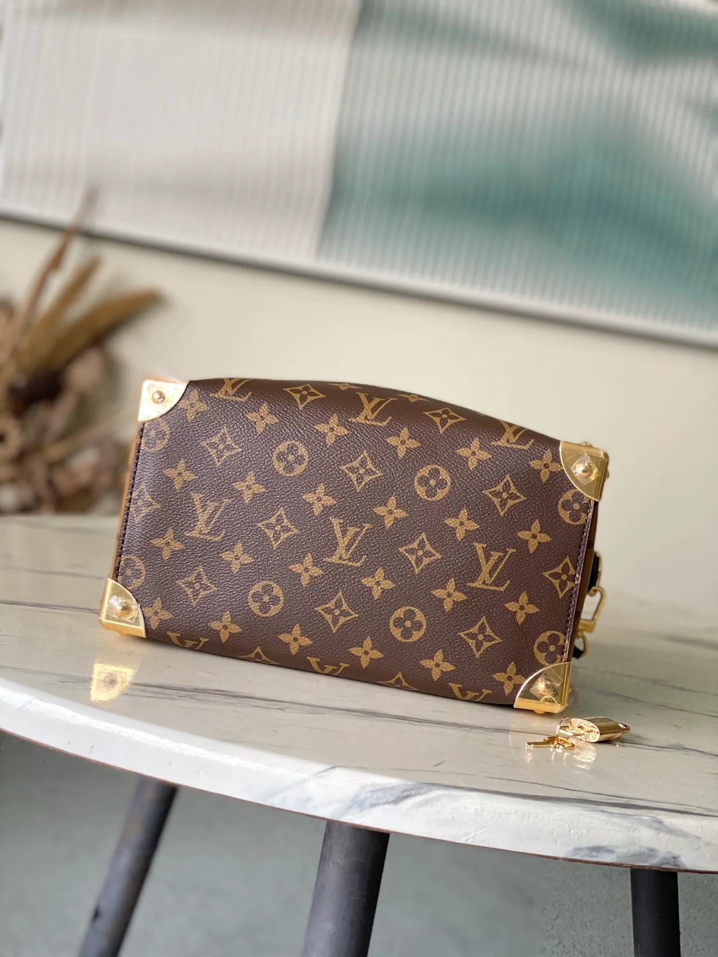 💰1020 Top original order M26181 Trunk series welcomes this new Speedy 25 model, which pays tribute to the brand’s genes through brand archive elements such as Monogram classic patterns and suitcase-inspired details. Made of canvas material with cow leather trim and embellished with metal parts, it shows exquisite craftsmanship. The elegant yet modern design can be carried by hand or on one shoulder, making it suitable for a variety of occasions. Dimensions: 27 × 20 × 15 cm