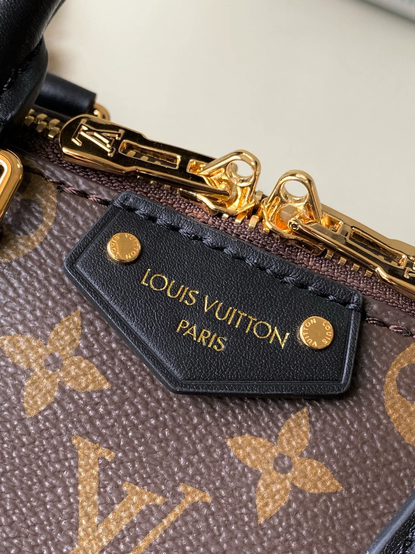 💰1020 Top original order M26181 Trunk series welcomes this new Speedy 25 model, which pays tribute to the brand’s genes through brand archive elements such as Monogram classic patterns and suitcase-inspired details. Made of canvas material with cow leather trim and embellished with metal parts, it shows exquisite craftsmanship. The elegant yet modern design can be carried by hand or on one shoulder, making it suitable for a variety of occasions. Dimensions: 27 × 20 × 15 cm