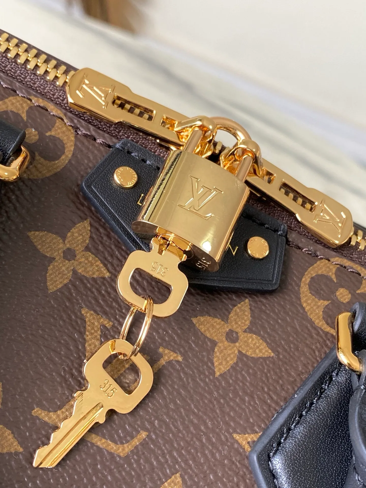 💰1020 Top original order M26181 Trunk series welcomes this new Speedy 25 model, which pays tribute to the brand’s genes through brand archive elements such as Monogram classic patterns and suitcase-inspired details. Made of canvas material with cow leather trim and embellished with metal parts, it shows exquisite craftsmanship. The elegant yet modern design can be carried by hand or on one shoulder, making it suitable for a variety of occasions. Dimensions: 27 × 20 × 15 cm