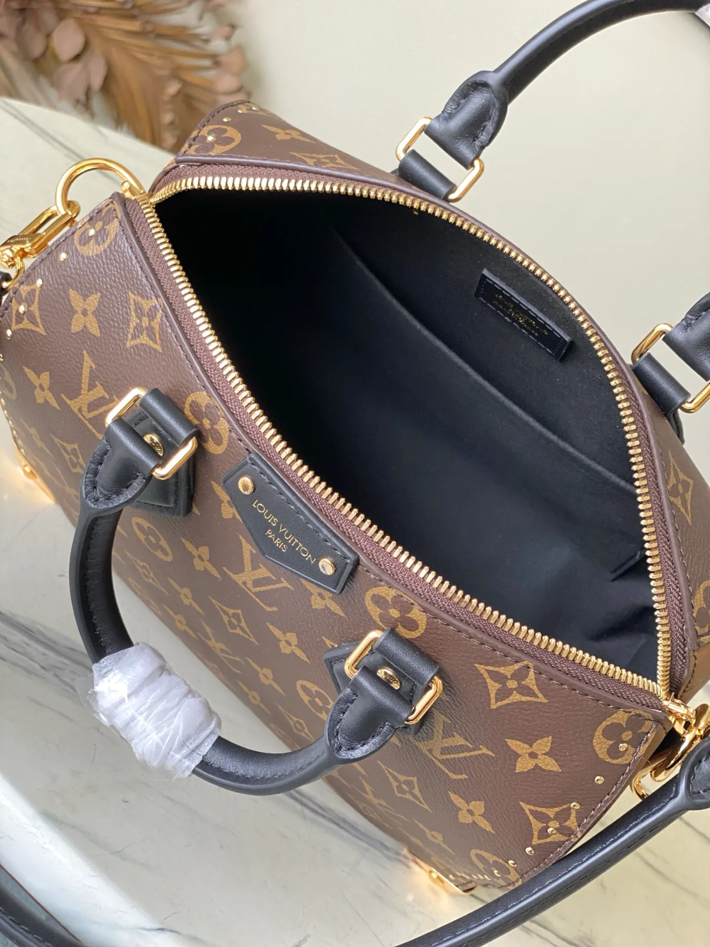 💰1020 Top original order M26181 Trunk series welcomes this new Speedy 25 model, which pays tribute to the brand’s genes through brand archive elements such as Monogram classic patterns and suitcase-inspired details. Made of canvas material with cow leather trim and embellished with metal parts, it shows exquisite craftsmanship. The elegant yet modern design can be carried by hand or on one shoulder, making it suitable for a variety of occasions. Dimensions: 27 × 20 × 15 cm