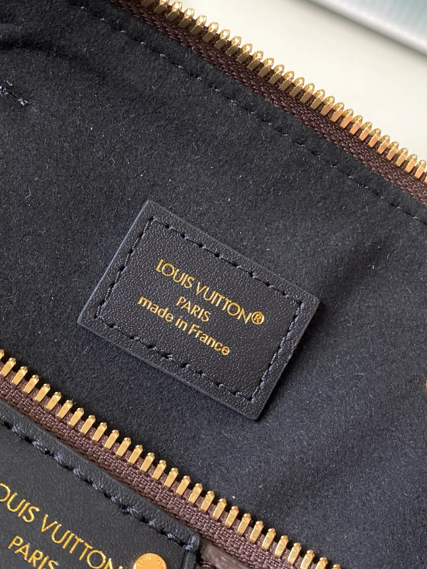 💰1020 Top original order M26181 Trunk series welcomes this new Speedy 25 model, which pays tribute to the brand’s genes through brand archive elements such as Monogram classic patterns and suitcase-inspired details. Made of canvas material with cow leather trim and embellished with metal parts, it shows exquisite craftsmanship. The elegant yet modern design can be carried by hand or on one shoulder, making it suitable for a variety of occasions. Dimensions: 27 × 20 × 15 cm