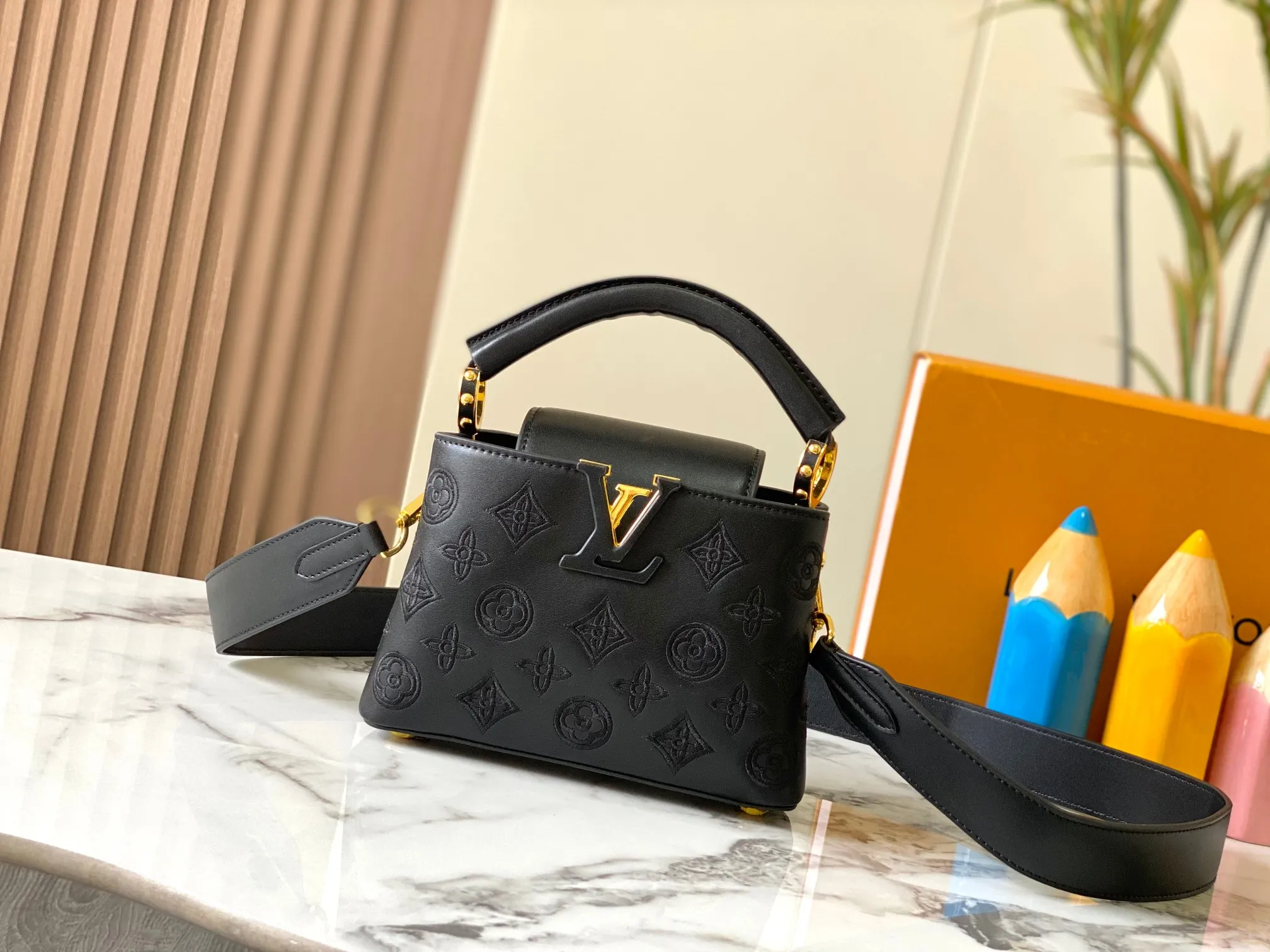 Upgraded version P440 M20741 Bourdon stitch embroidered gold buckle This Capucines mini handbag comes from the LV Broderie Anglaise capsule series designed by Nicolas Ghesquière, which transfers the embroidery technology in the ready-to-wear series to this. For the first time, the Monogram pattern appears on cow leather through cutting, and is embellished with Bourdon stitching, which is exquisitely crafted with craftsmanship.  Detailed features 21 x 14 x8 cm (length x height x width)
