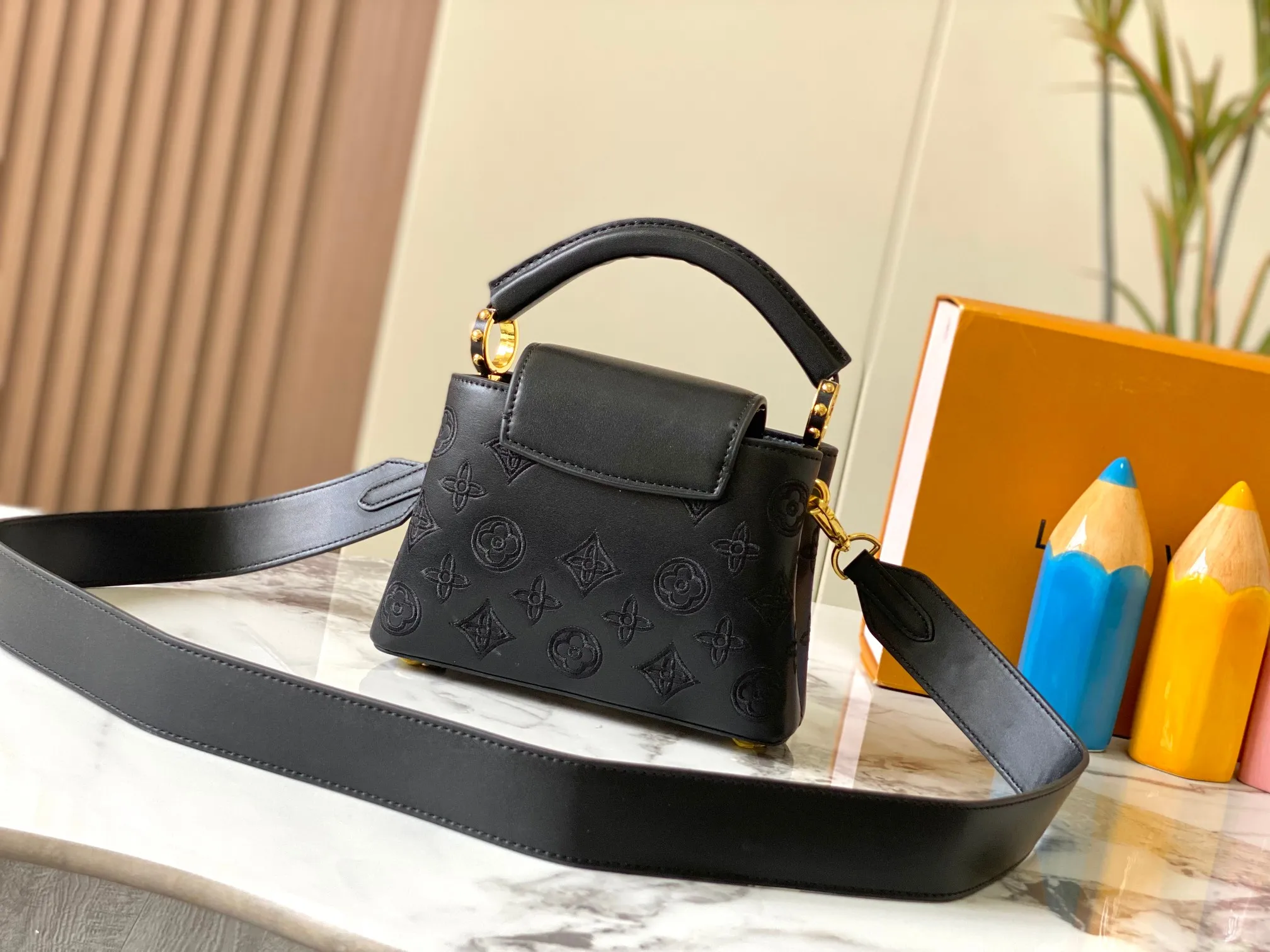 Upgraded version P440 M20741 Bourdon stitch embroidered gold buckle This Capucines mini handbag comes from the LV Broderie Anglaise capsule series designed by Nicolas Ghesquière, which transfers the embroidery technology in the ready-to-wear series to this. For the first time, the Monogram pattern appears on cow leather through cutting, and is embellished with Bourdon stitching, which is exquisitely crafted with craftsmanship.  Detailed features 21 x 14 x8 cm (length x height x width)