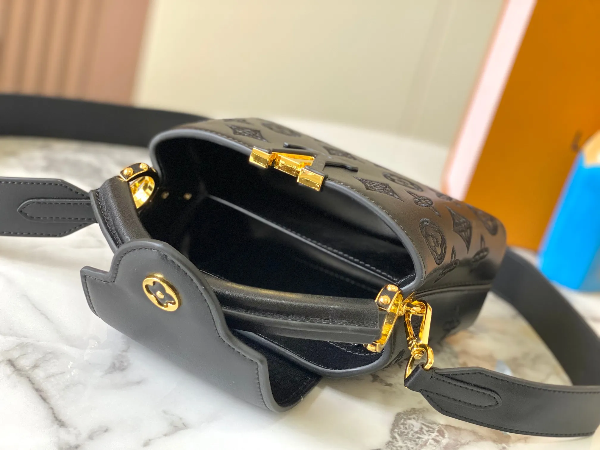 Upgraded version P440 M20741 Bourdon stitch embroidered gold buckle This Capucines mini handbag comes from the LV Broderie Anglaise capsule series designed by Nicolas Ghesquière, which transfers the embroidery technology in the ready-to-wear series to this. For the first time, the Monogram pattern appears on cow leather through cutting, and is embellished with Bourdon stitching, which is exquisitely crafted with craftsmanship.  Detailed features 21 x 14 x8 cm (length x height x width)