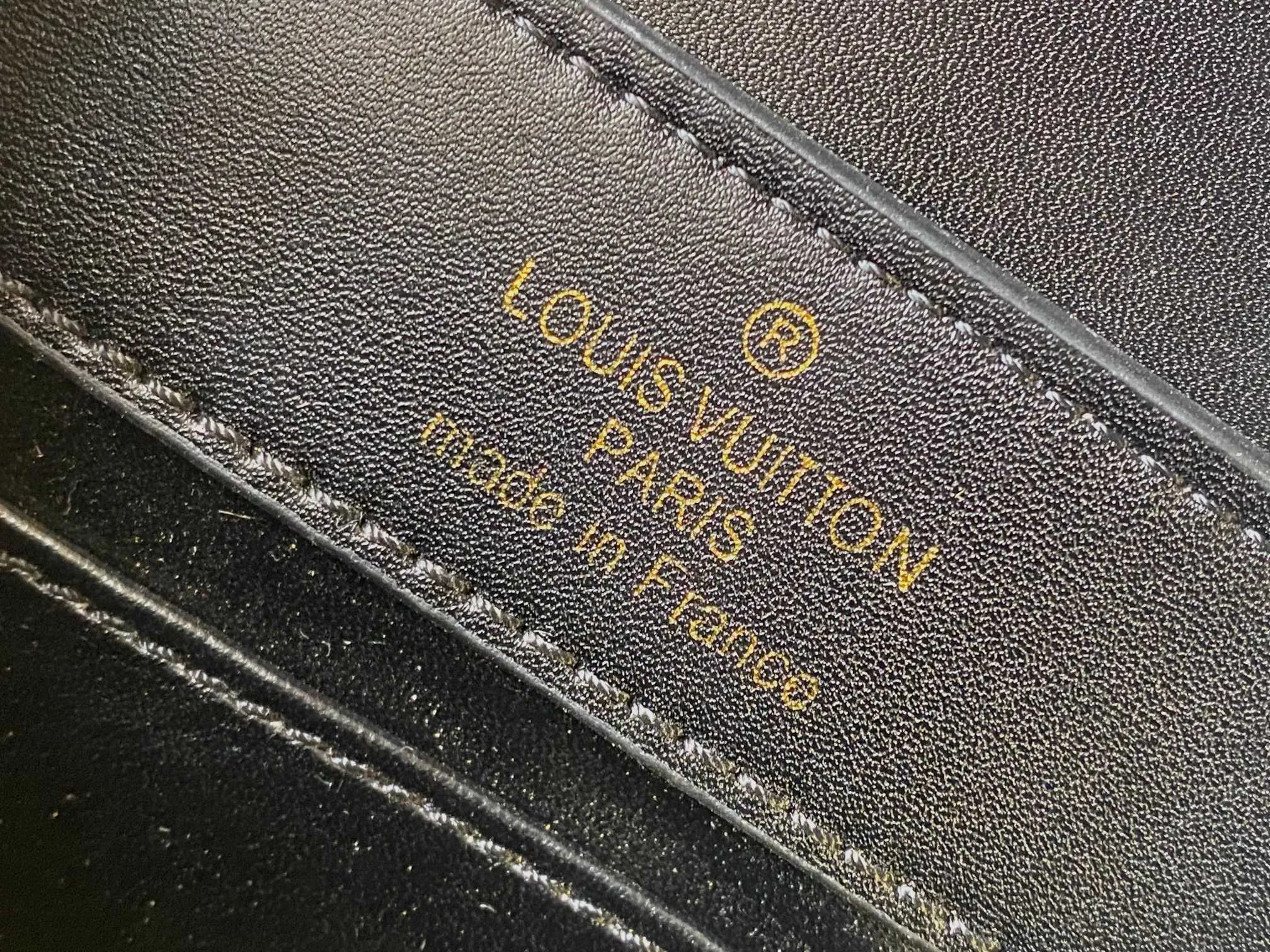 Upgraded version P440 M20741 Bourdon stitch embroidered gold buckle This Capucines mini handbag comes from the LV Broderie Anglaise capsule series designed by Nicolas Ghesquière, which transfers the embroidery technology in the ready-to-wear series to this. For the first time, the Monogram pattern appears on cow leather through cutting, and is embellished with Bourdon stitching, which is exquisitely crafted with craftsmanship.  Detailed features 21 x 14 x8 cm (length x height x width)
