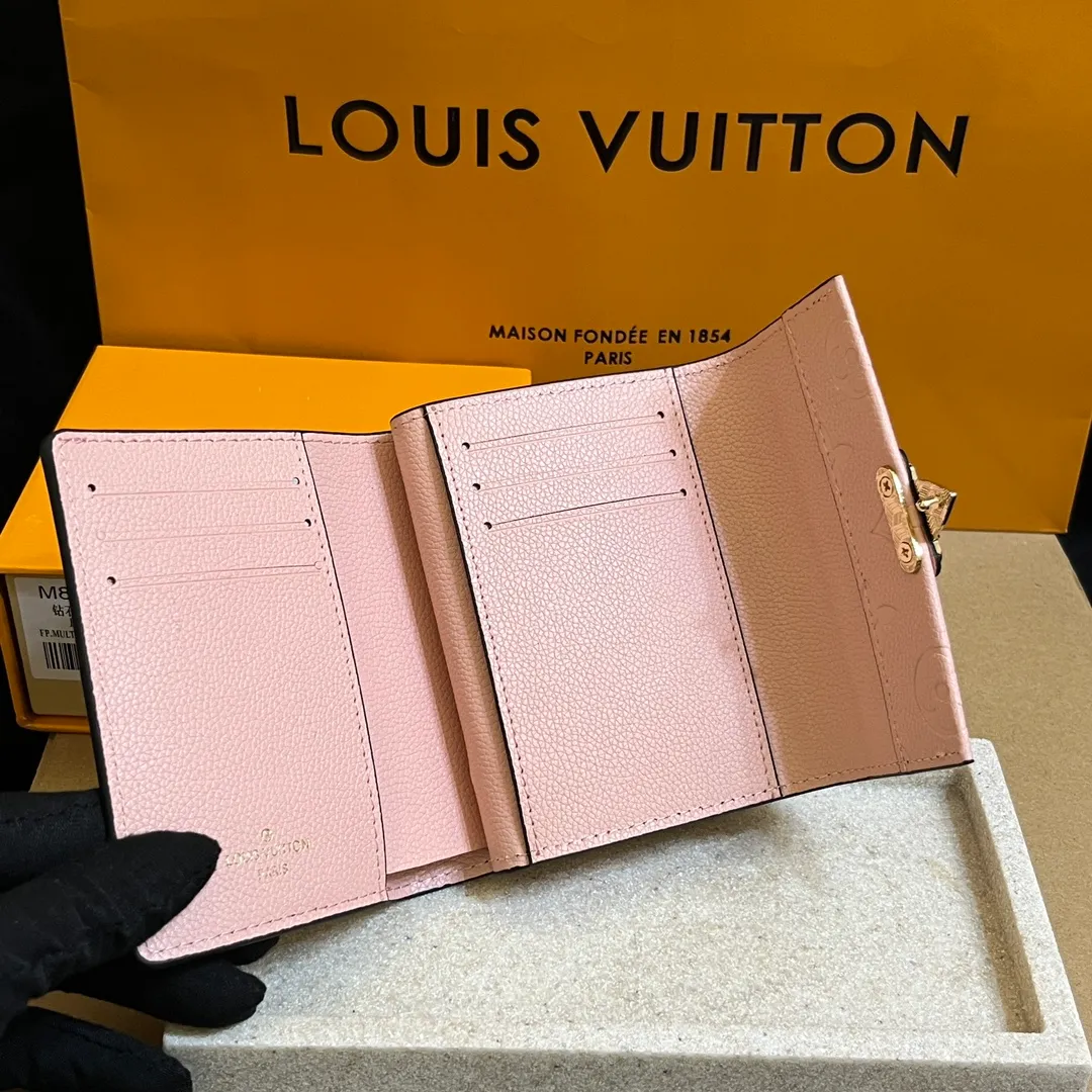 💰160 💎Top original laser hardware # (imitation original quality) This Métis small wallet is made of soft Monogram Empreinte leather and embellished with the classic Monogram pattern, inspired by the Métis leather goods series. The wallet's flap is secured with a mini S-lock, a nod to traditional Louis Vuitton luggage. Compact yet practical, the wallet features a zippered accordion coin purse, two patch pockets and six credit card slots. Model: M80880 M81071 Dimensions: 11.5 x 8.5 x 4 cm