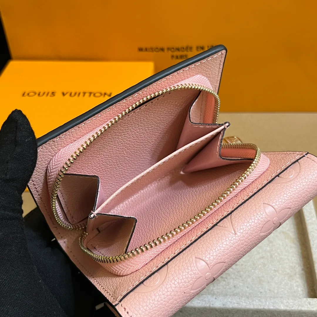 💰160 💎Top original laser hardware # (imitation original quality) This Métis small wallet is made of soft Monogram Empreinte leather and embellished with the classic Monogram pattern, inspired by the Métis leather goods series. The wallet's flap is secured with a mini S-lock, a nod to traditional Louis Vuitton luggage. Compact yet practical, the wallet features a zippered accordion coin purse, two patch pockets and six credit card slots. Model: M80880 M81071 Dimensions: 11.5 x 8.5 x 4 cm