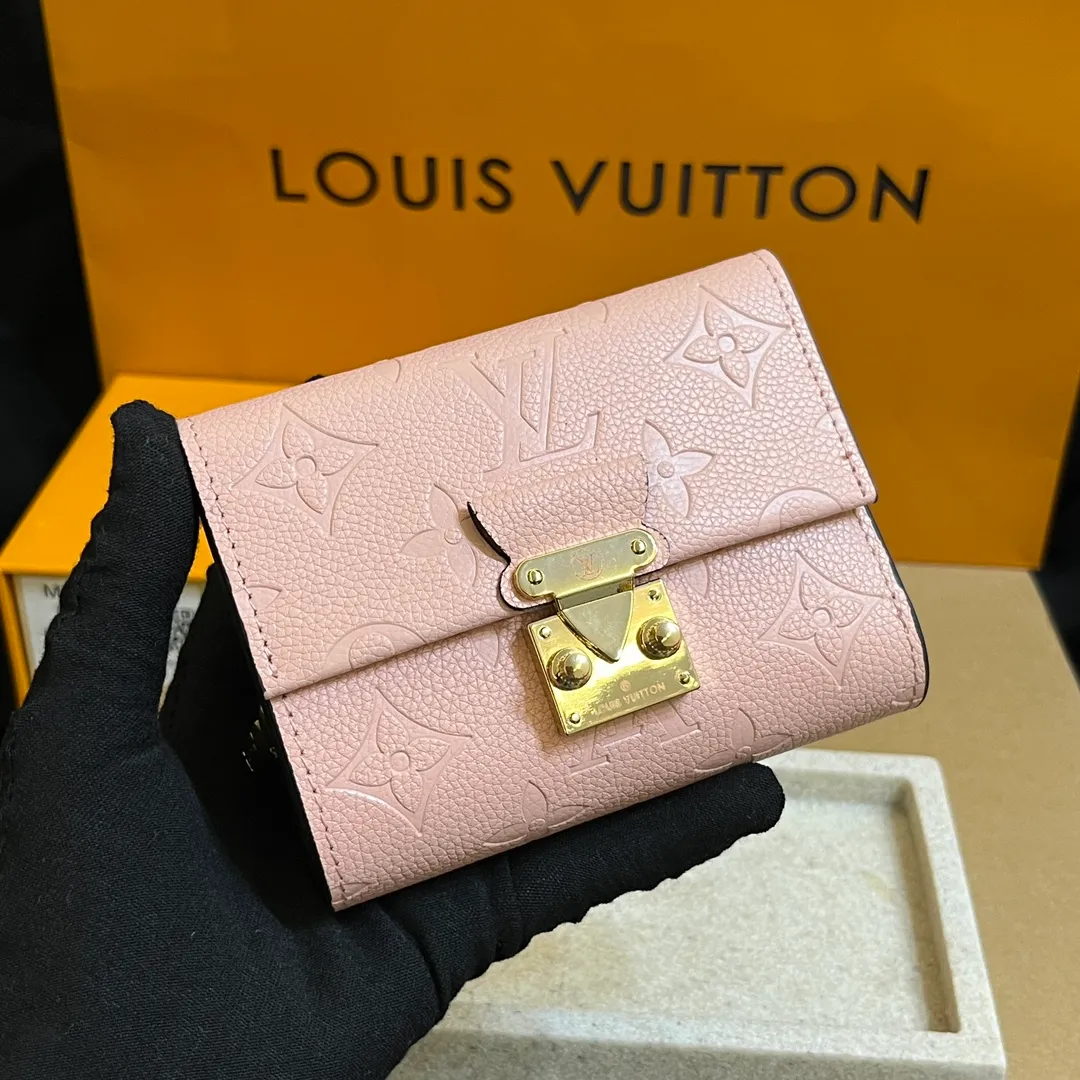 💰160 💎Top original laser hardware # (imitation original quality) This Métis small wallet is made of soft Monogram Empreinte leather and embellished with the classic Monogram pattern, inspired by the Métis leather goods series. The wallet's flap is secured with a mini S-lock, a nod to traditional Louis Vuitton luggage. Compact yet practical, the wallet features a zippered accordion coin purse, two patch pockets and six credit card slots. Model: M80880 M81071 Dimensions: 11.5 x 8.5 x 4 cm