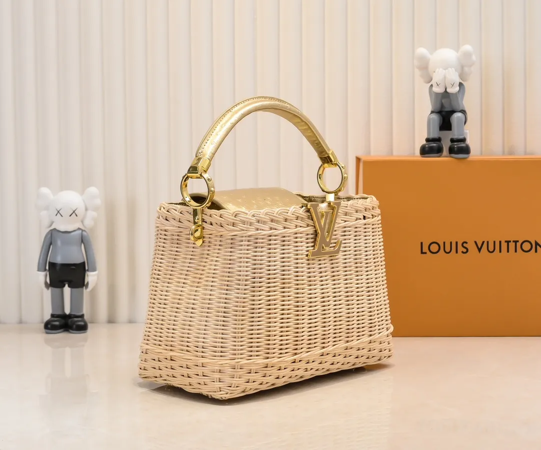 The upgraded version of P680 M11618 ostrich pattern Capucines BB handbag has a unique rattan weaving structure, paying tribute to the Louis Vuitton picnic box design that came out in 1892. The cow leather shapes the top handle and flap, the LV letters reveal a metallic texture, and the detachable and adjustable leather shoulder strap makes it easy to carry on the shoulder. The gift box packaging provided with this product may be reasonably adjusted depending on the stock situation, and may be different from the packaging style displayed on this product page. Please refer to the actual gift box packaging style received for details. Size:27×17.3×9cm