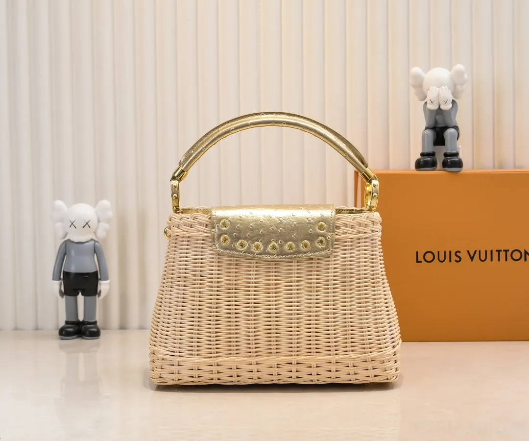 The upgraded version of P680 M11618 ostrich pattern Capucines BB handbag has a unique rattan weaving structure, paying tribute to the Louis Vuitton picnic box design that came out in 1892. The cow leather shapes the top handle and flap, the LV letters reveal a metallic texture, and the detachable and adjustable leather shoulder strap makes it easy to carry on the shoulder. The gift box packaging provided with this product may be reasonably adjusted depending on the stock situation, and may be different from the packaging style displayed on this product page. Please refer to the actual gift box packaging style received for details. Size:27×17.3×9cm