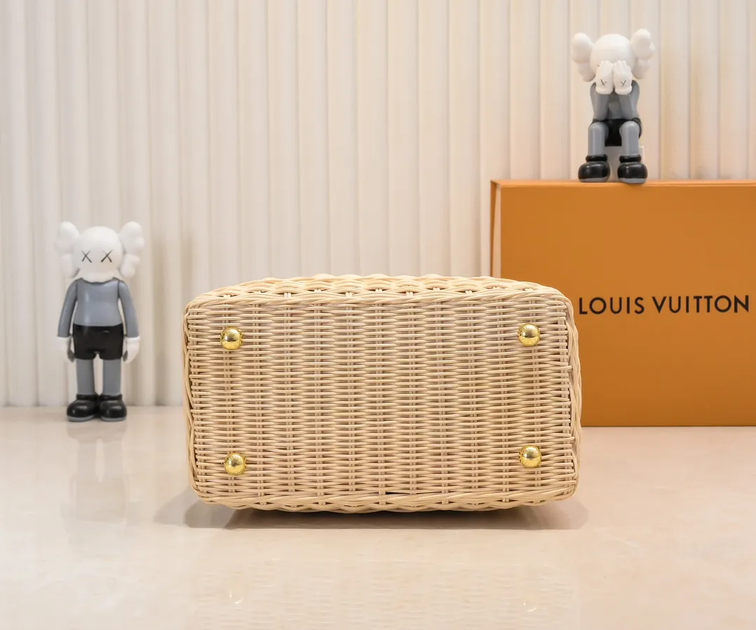 The upgraded version of P680 M11618 ostrich pattern Capucines BB handbag has a unique rattan weaving structure, paying tribute to the Louis Vuitton picnic box design that came out in 1892. The cow leather shapes the top handle and flap, the LV letters reveal a metallic texture, and the detachable and adjustable leather shoulder strap makes it easy to carry on the shoulder. The gift box packaging provided with this product may be reasonably adjusted depending on the stock situation, and may be different from the packaging style displayed on this product page. Please refer to the actual gift box packaging style received for details. Size:27×17.3×9cm