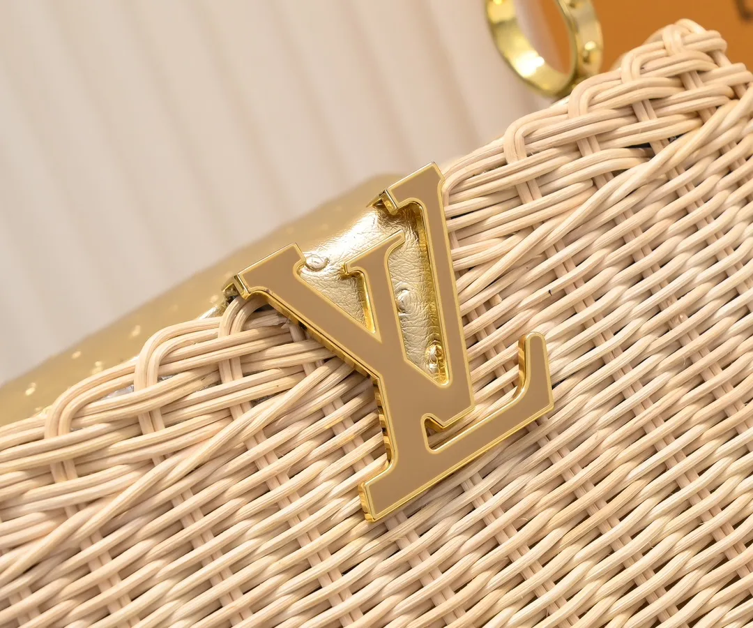 The upgraded version of P680 M11618 ostrich pattern Capucines BB handbag has a unique rattan weaving structure, paying tribute to the Louis Vuitton picnic box design that came out in 1892. The cow leather shapes the top handle and flap, the LV letters reveal a metallic texture, and the detachable and adjustable leather shoulder strap makes it easy to carry on the shoulder. The gift box packaging provided with this product may be reasonably adjusted depending on the stock situation, and may be different from the packaging style displayed on this product page. Please refer to the actual gift box packaging style received for details. Size:27×17.3×9cm