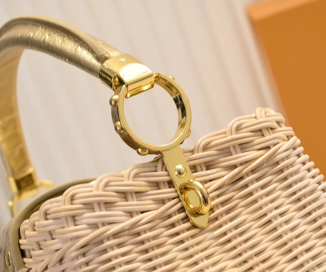 The upgraded version of P680 M11618 ostrich pattern Capucines BB handbag has a unique rattan weaving structure, paying tribute to the Louis Vuitton picnic box design that came out in 1892. The cow leather shapes the top handle and flap, the LV letters reveal a metallic texture, and the detachable and adjustable leather shoulder strap makes it easy to carry on the shoulder. The gift box packaging provided with this product may be reasonably adjusted depending on the stock situation, and may be different from the packaging style displayed on this product page. Please refer to the actual gift box packaging style received for details. Size:27×17.3×9cm