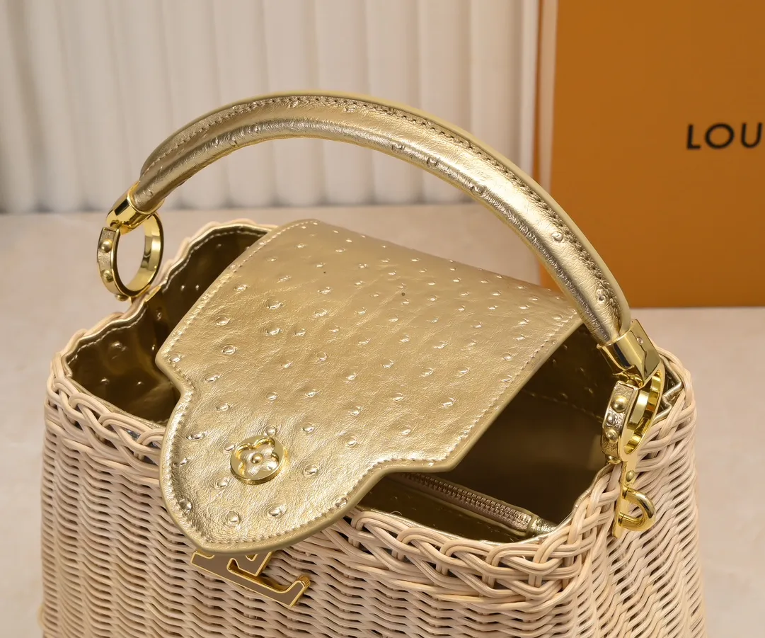 The upgraded version of P680 M11618 ostrich pattern Capucines BB handbag has a unique rattan weaving structure, paying tribute to the Louis Vuitton picnic box design that came out in 1892. The cow leather shapes the top handle and flap, the LV letters reveal a metallic texture, and the detachable and adjustable leather shoulder strap makes it easy to carry on the shoulder. The gift box packaging provided with this product may be reasonably adjusted depending on the stock situation, and may be different from the packaging style displayed on this product page. Please refer to the actual gift box packaging style received for details. Size:27×17.3×9cm