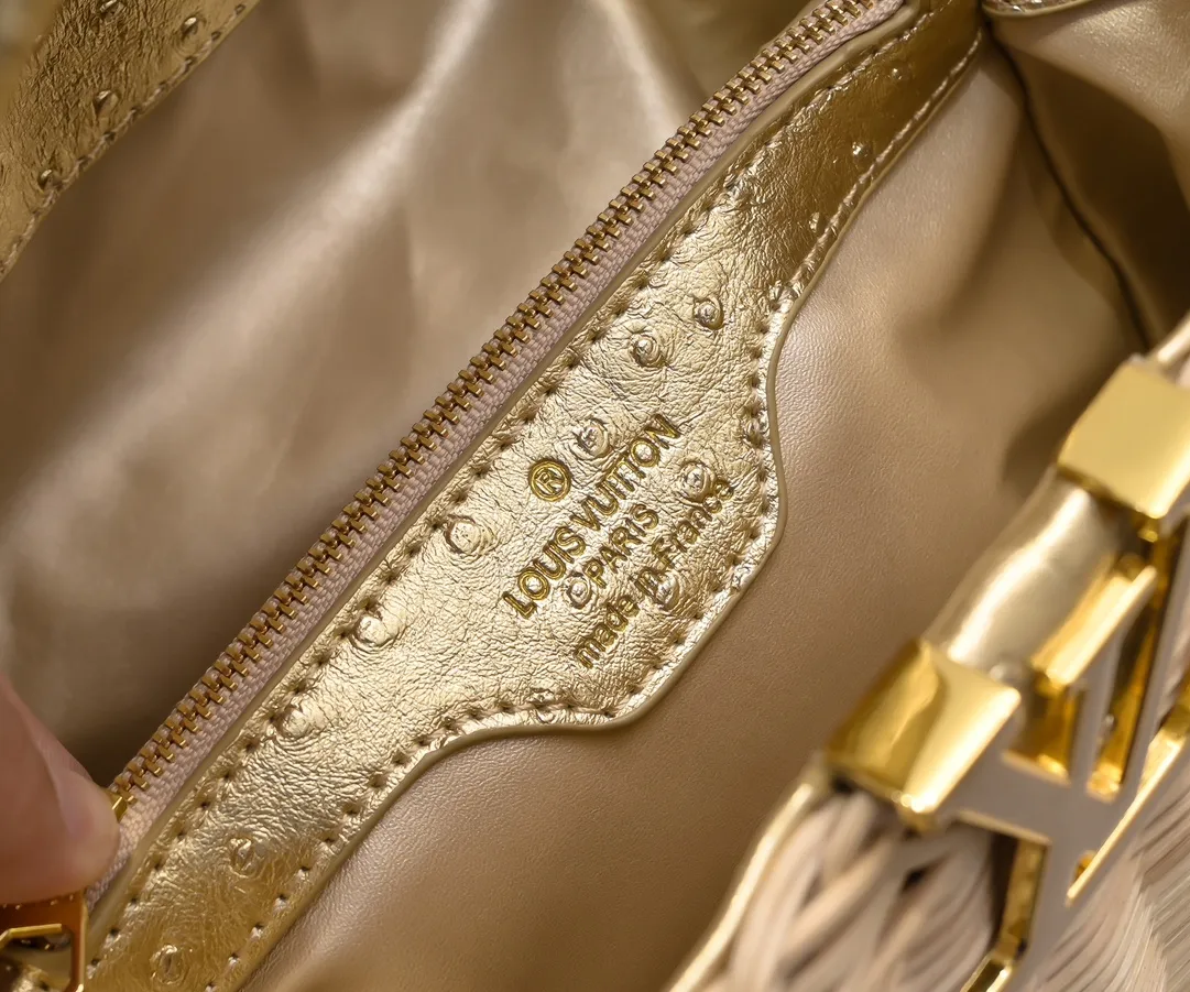 The upgraded version of P680 M11618 ostrich pattern Capucines BB handbag has a unique rattan weaving structure, paying tribute to the Louis Vuitton picnic box design that came out in 1892. The cow leather shapes the top handle and flap, the LV letters reveal a metallic texture, and the detachable and adjustable leather shoulder strap makes it easy to carry on the shoulder. The gift box packaging provided with this product may be reasonably adjusted depending on the stock situation, and may be different from the packaging style displayed on this product page. Please refer to the actual gift box packaging style received for details. Size:27×17.3×9cm