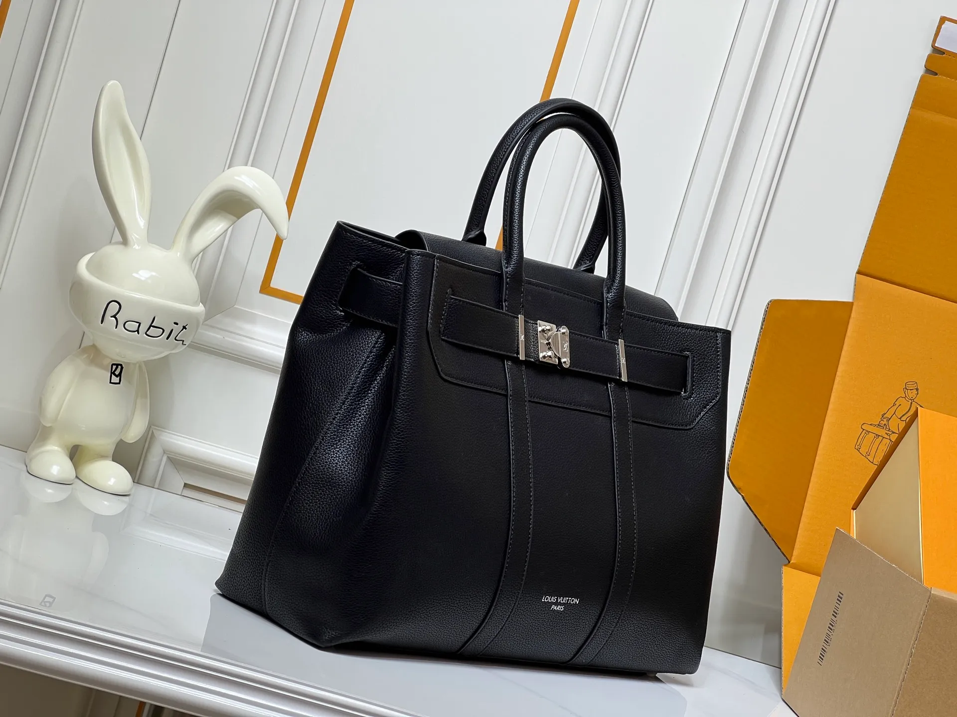 Batch 380💰Upgraded original M23153 M23154 M11663 This Georges Tote medium handbag is made of Cuir Millesime grained cow leather, with deep tones to enhance the elegance, and the S-lock lock, extended handle and unique silhouette highlight the avant-garde style. The cow leather is sourced from Domaine des Massifs, ensuring excellent quality and ethical farming principles. Dimensions: 41.0 x 29.0 x 14.0 cm (length x height x width)