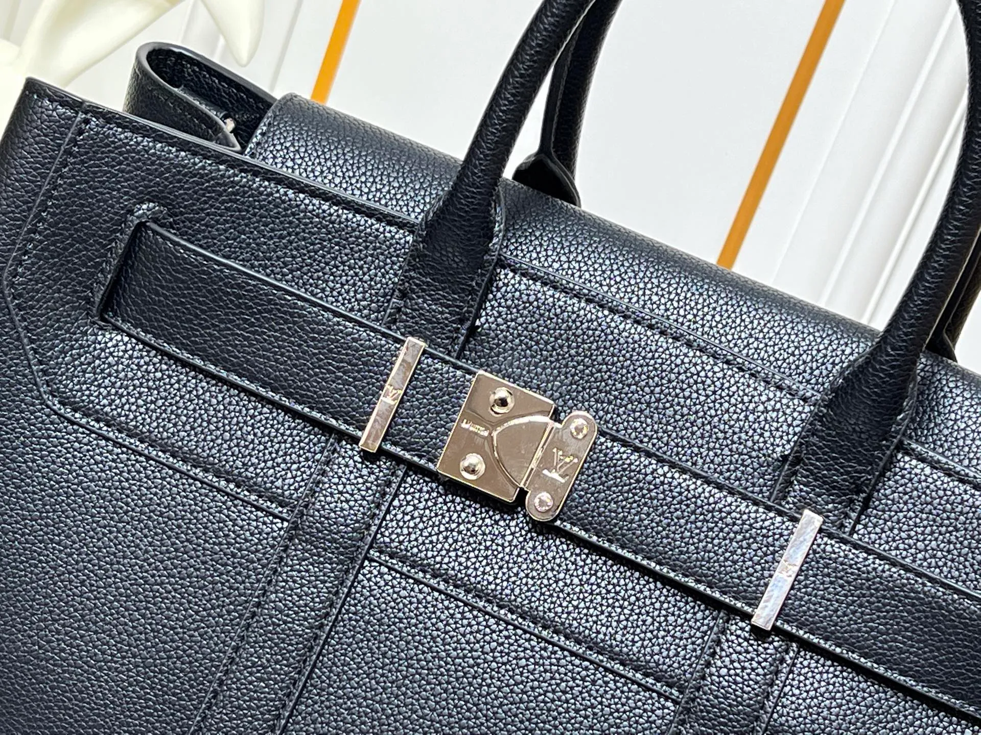 Batch 380💰Upgraded original M23153 M23154 M11663 This Georges Tote medium handbag is made of Cuir Millesime grained cow leather, with deep tones to enhance the elegance, and the S-lock lock, extended handle and unique silhouette highlight the avant-garde style. The cow leather is sourced from Domaine des Massifs, ensuring excellent quality and ethical farming principles. Dimensions: 41.0 x 29.0 x 14.0 cm (length x height x width)