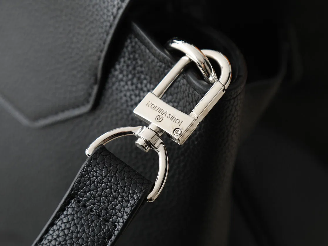 Batch 380💰Upgraded original M23153 M23154 M11663 This Georges Tote medium handbag is made of Cuir Millesime grained cow leather, with deep tones to enhance the elegance, and the S-lock lock, extended handle and unique silhouette highlight the avant-garde style. The cow leather is sourced from Domaine des Massifs, ensuring excellent quality and ethical farming principles. Dimensions: 41.0 x 29.0 x 14.0 cm (length x height x width)