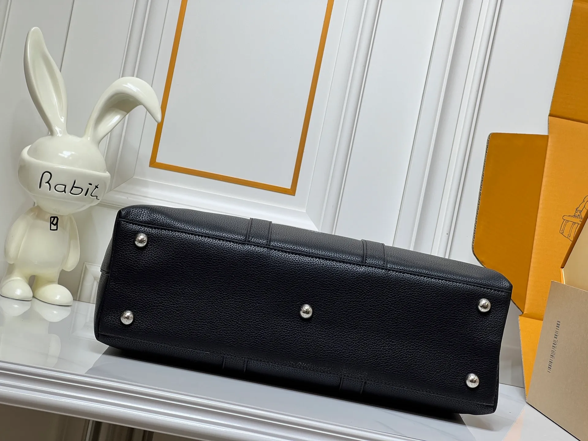 Batch 380💰Upgraded original M23153 M23154 M11663 This Georges Tote medium handbag is made of Cuir Millesime grained cow leather, with deep tones to enhance the elegance, and the S-lock lock, extended handle and unique silhouette highlight the avant-garde style. The cow leather is sourced from Domaine des Massifs, ensuring excellent quality and ethical farming principles. Dimensions: 41.0 x 29.0 x 14.0 cm (length x height x width)