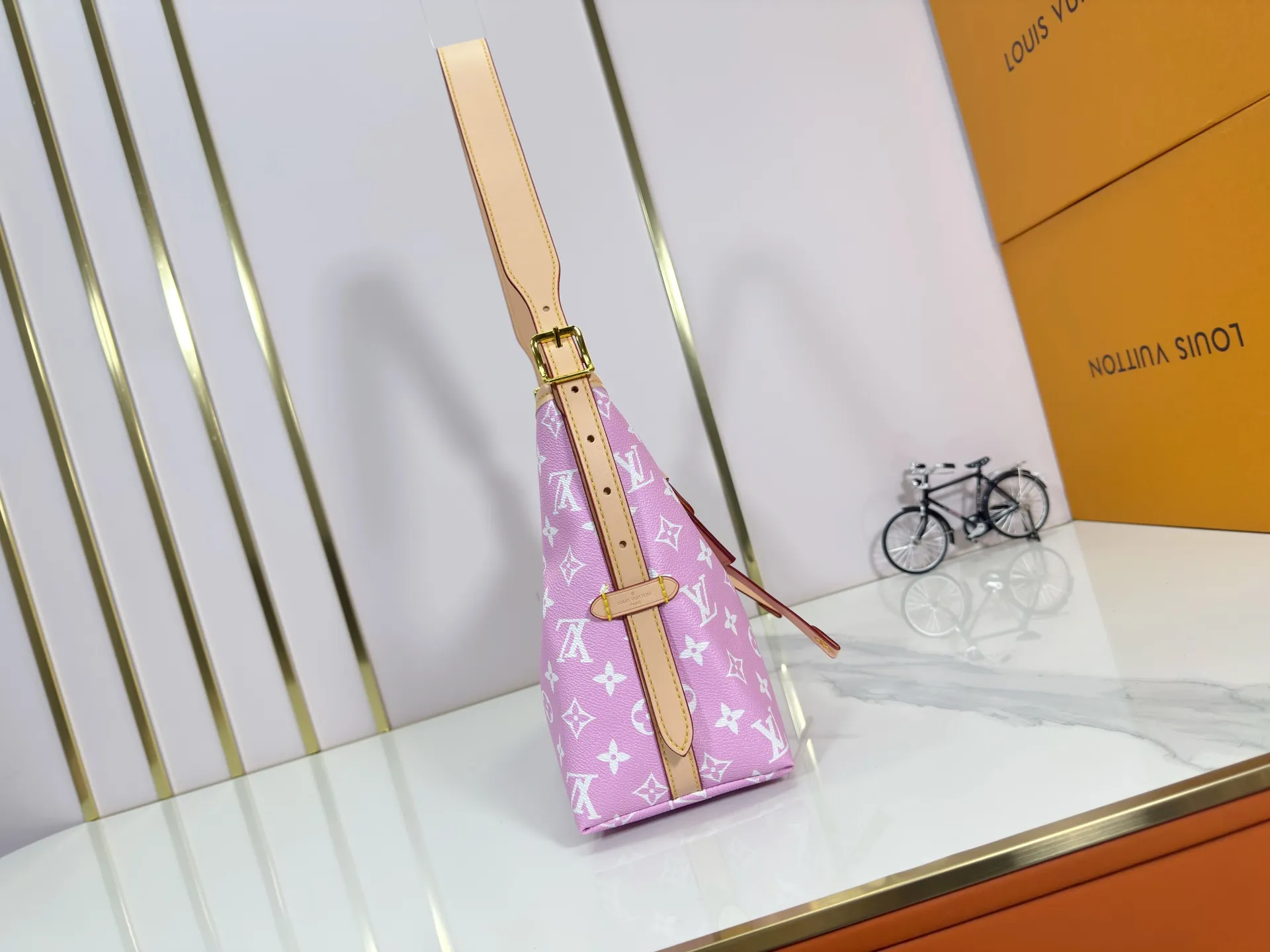 P280 upgraded original M24861 M25143 M46203 M46197 Colorful, legendary CarryAll medium handbag, with Monogram canvas and leather trimming to create a body-fitting design. There's a zipped pocket inside the ample space, and a detachable zipped clutch adds a functional element, with a buckle-adjustable handle. Small size: 29 x 24 x 12 cm,