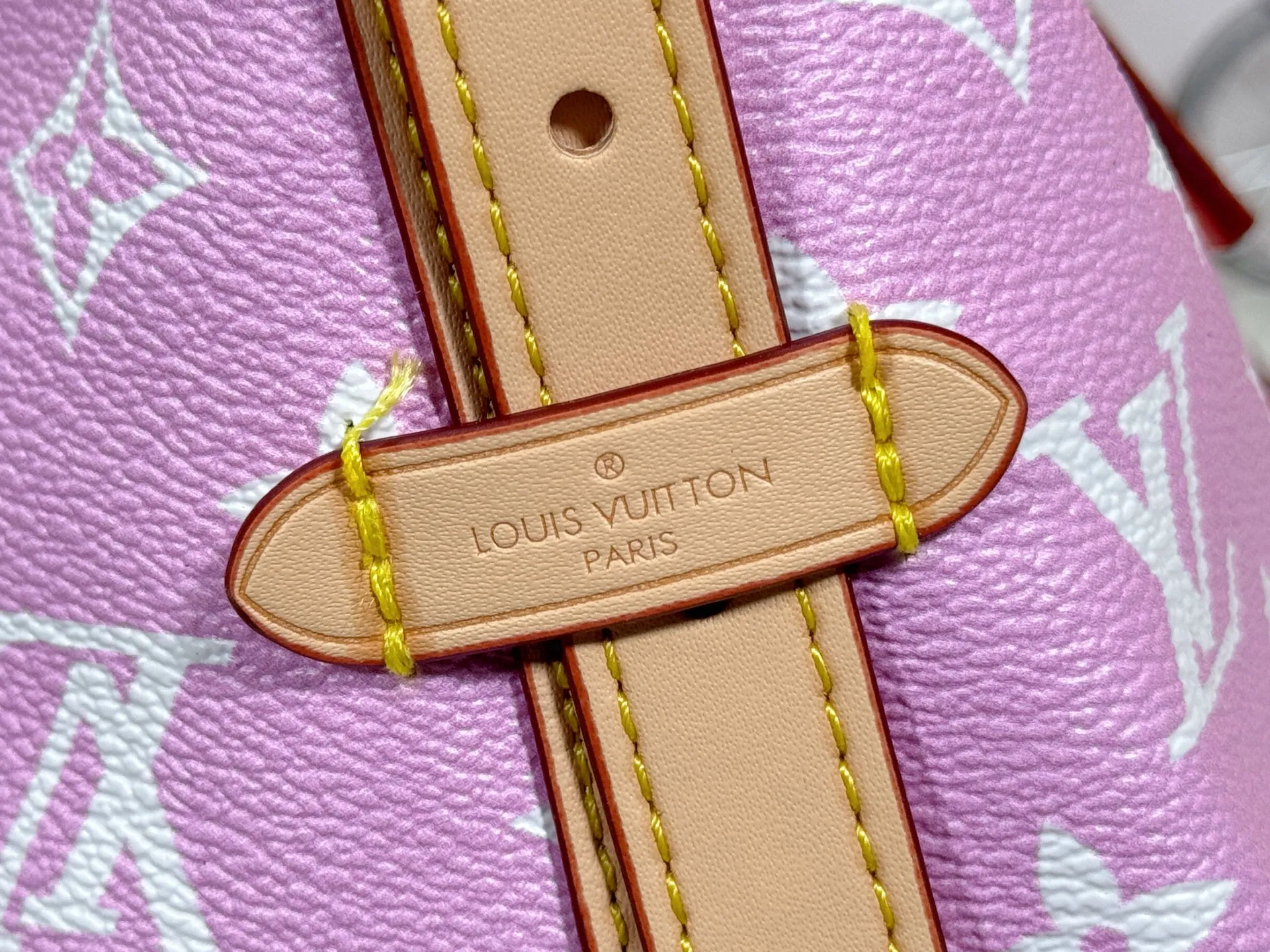 P280 upgraded original M24861 M25143 M46203 M46197 Colorful, legendary CarryAll medium handbag, with Monogram canvas and leather trimming to create a body-fitting design. There's a zipped pocket inside the ample space, and a detachable zipped clutch adds a functional element, with a buckle-adjustable handle. Small size: 29 x 24 x 12 cm,