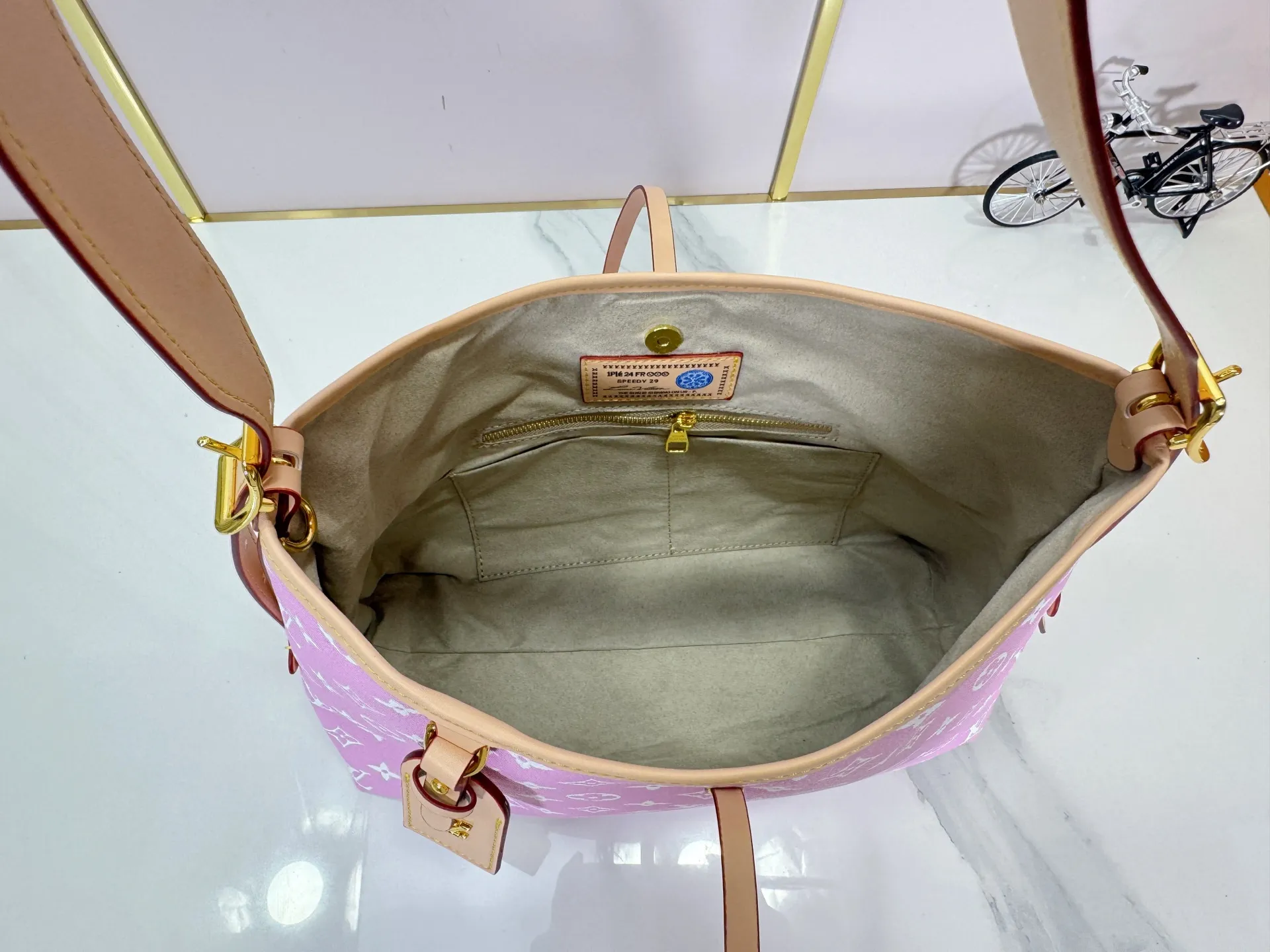 P280 upgraded original M24861 M25143 M46203 M46197 Colorful, legendary CarryAll medium handbag, with Monogram canvas and leather trimming to create a body-fitting design. There's a zipped pocket inside the ample space, and a detachable zipped clutch adds a functional element, with a buckle-adjustable handle. Small size: 29 x 24 x 12 cm,