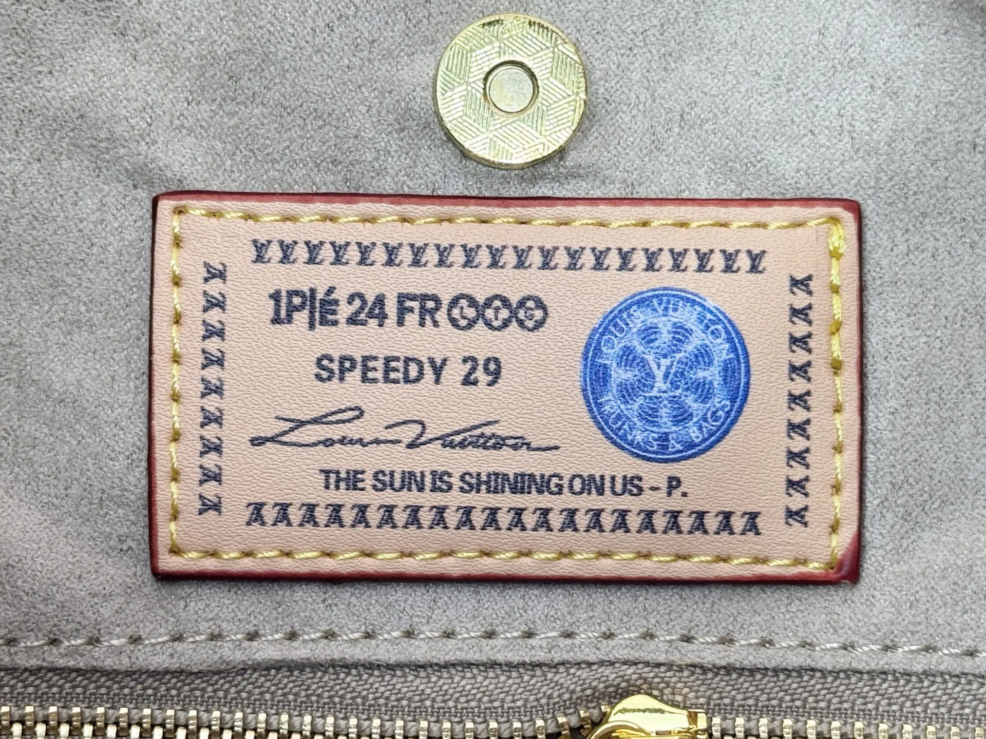 P280 upgraded original M24861 M25143 M46203 M46197 Colorful, legendary CarryAll medium handbag, with Monogram canvas and leather trimming to create a body-fitting design. There's a zipped pocket inside the ample space, and a detachable zipped clutch adds a functional element, with a buckle-adjustable handle. Small size: 29 x 24 x 12 cm,