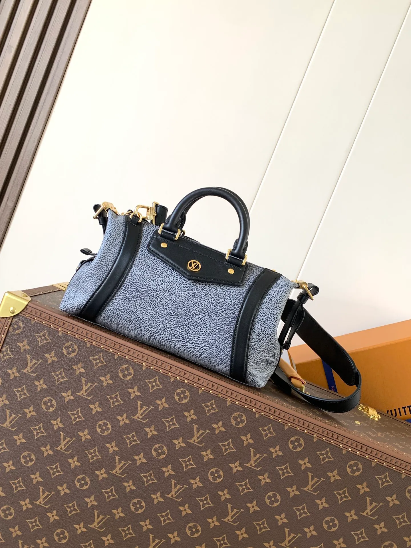 💰1420 (top layer leather) small top original order, transcoding chip black M14623 mini M14514 small M14700 medium dark gray M14702 medium light gray M14721 mini M14721 small M14721 medium This Nano LV Rider handbag is from 2025 For the spring and summer series, pixelated grained sheep leather is blended with smooth cow leather elements, and the LV Circle logo is highlighted with elegant patches. The foldable configuration makes it easy to store in a suitcase, and the modern design adds a rock-n-roll edge to any look.  Mini 10 x 10 x 23 cm Small 12 × 12 × 30 cm Medium 15 × 15 × 38 cm (H x W x L) Sheep leather Cow leather trim Textile lining Metal hardware Zipper closure Side slip straps Internal pocket Holds a 6.7-inch smartphone, Romy card holder and lipstick Shoulder strap: removable, adjustable Strap half-length: 30.0 cm Bag strap half length adjustable to: 45.0 cm Handle: double handle