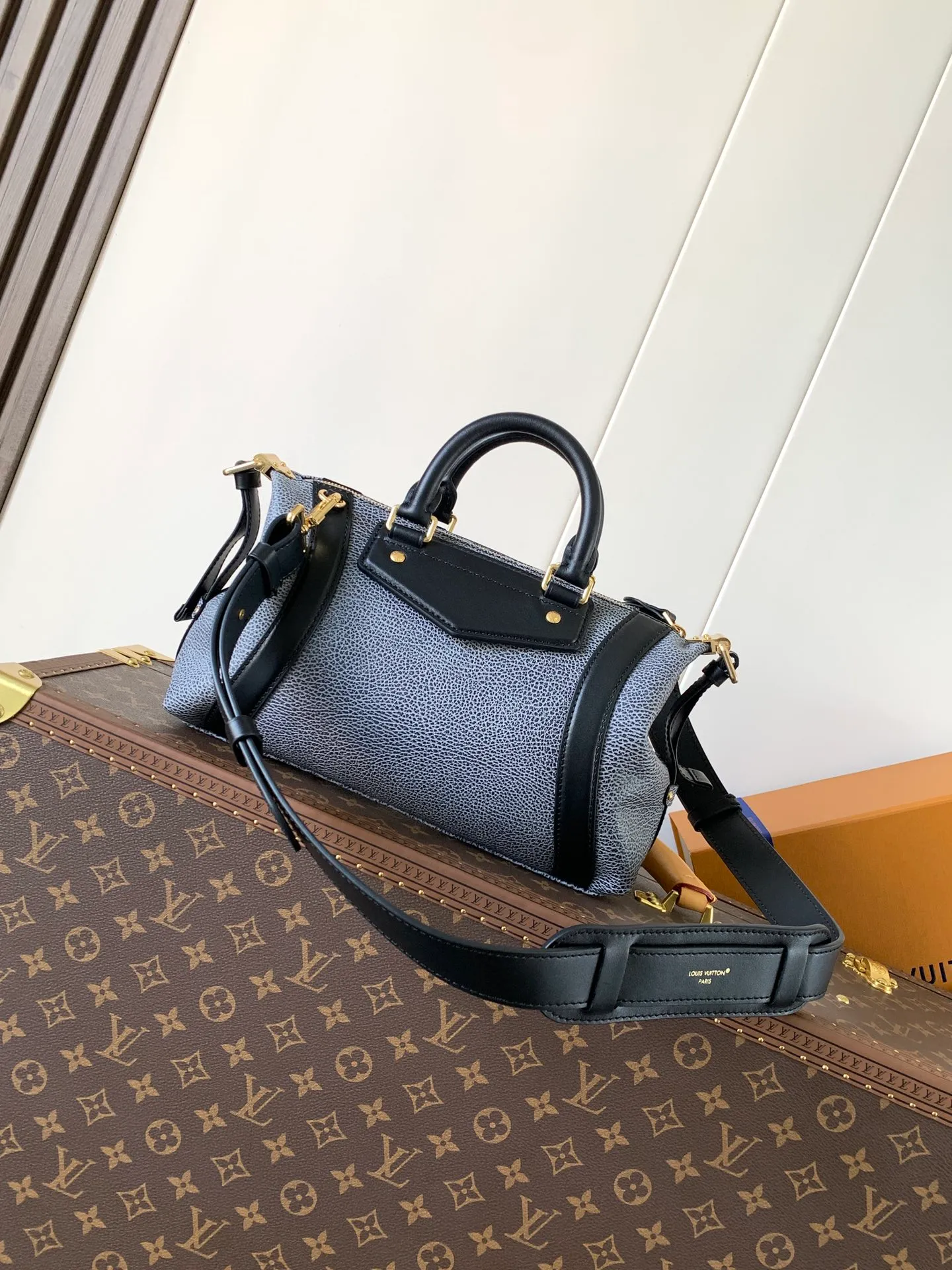 💰1420 (top layer leather) small top original order, transcoding chip black M14623 mini M14514 small M14700 medium dark gray M14702 medium light gray M14721 mini M14721 small M14721 medium This Nano LV Rider handbag is from 2025 For the spring and summer series, pixelated grained sheep leather is blended with smooth cow leather elements, and the LV Circle logo is highlighted with elegant patches. The foldable configuration makes it easy to store in a suitcase, and the modern design adds a rock-n-roll edge to any look.  Mini 10 x 10 x 23 cm Small 12 × 12 × 30 cm Medium 15 × 15 × 38 cm (H x W x L) Sheep leather Cow leather trim Textile lining Metal hardware Zipper closure Side slip straps Internal pocket Holds a 6.7-inch smartphone, Romy card holder and lipstick Shoulder strap: removable, adjustable Strap half-length: 30.0 cm Bag strap half length adjustable to: 45.0 cm Handle: double handle