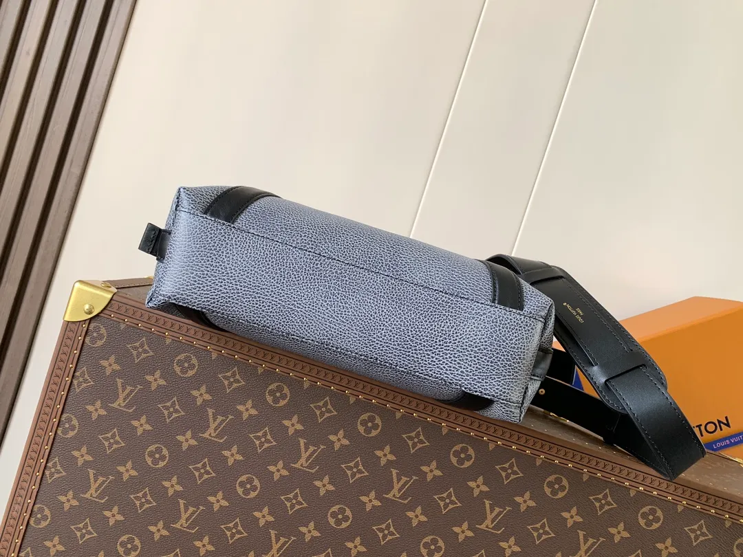 💰1420 (top layer leather) small top original order, transcoding chip black M14623 mini M14514 small M14700 medium dark gray M14702 medium light gray M14721 mini M14721 small M14721 medium This Nano LV Rider handbag is from 2025 For the spring and summer series, pixelated grained sheep leather is blended with smooth cow leather elements, and the LV Circle logo is highlighted with elegant patches. The foldable configuration makes it easy to store in a suitcase, and the modern design adds a rock-n-roll edge to any look.  Mini 10 x 10 x 23 cm Small 12 × 12 × 30 cm Medium 15 × 15 × 38 cm (H x W x L) Sheep leather Cow leather trim Textile lining Metal hardware Zipper closure Side slip straps Internal pocket Holds a 6.7-inch smartphone, Romy card holder and lipstick Shoulder strap: removable, adjustable Strap half-length: 30.0 cm Bag strap half length adjustable to: 45.0 cm Handle: double handle