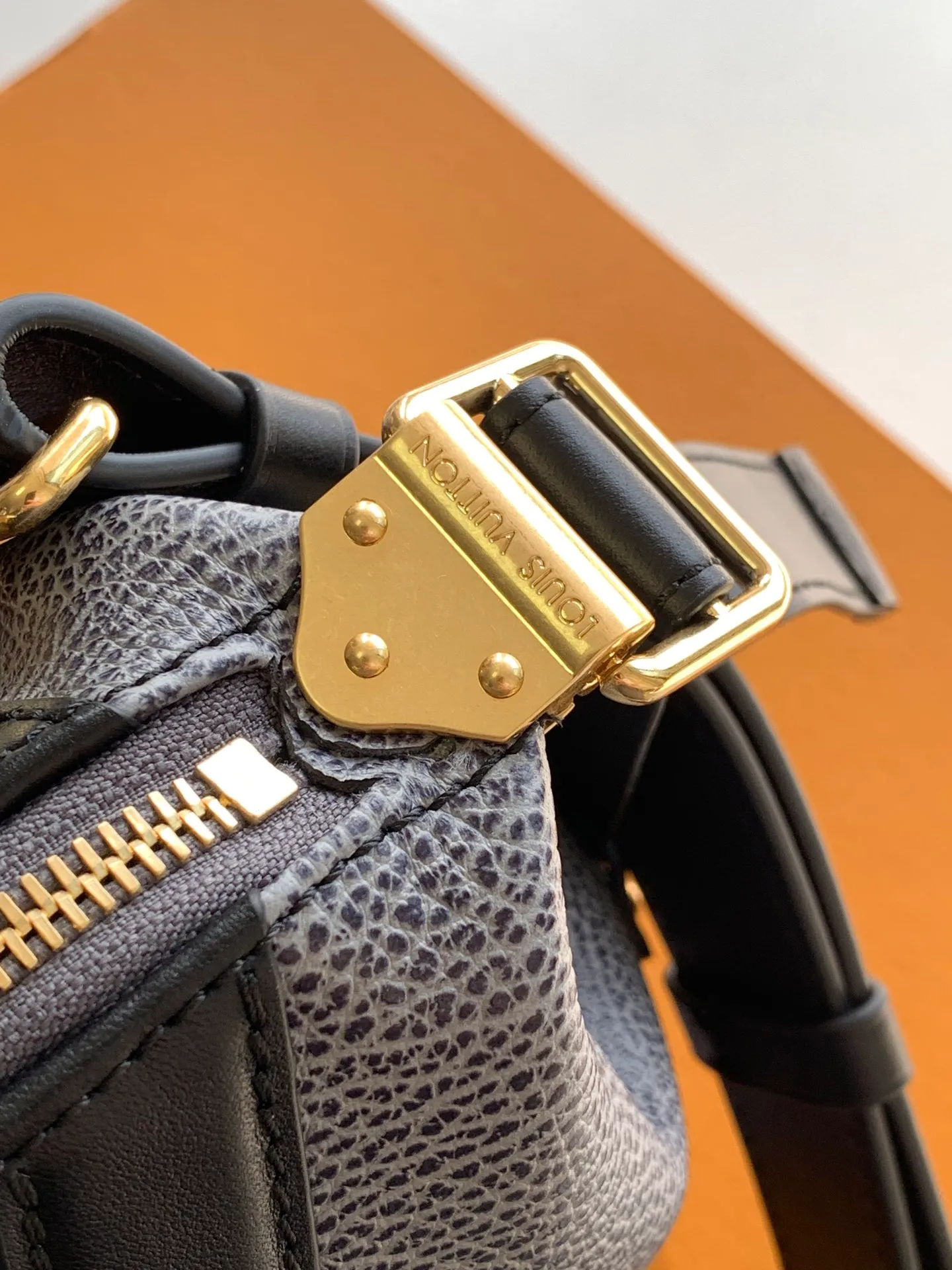 💰1420 (top layer leather) small top original order, transcoding chip black M14623 mini M14514 small M14700 medium dark gray M14702 medium light gray M14721 mini M14721 small M14721 medium This Nano LV Rider handbag is from 2025 For the spring and summer series, pixelated grained sheep leather is blended with smooth cow leather elements, and the LV Circle logo is highlighted with elegant patches. The foldable configuration makes it easy to store in a suitcase, and the modern design adds a rock-n-roll edge to any look.  Mini 10 x 10 x 23 cm Small 12 × 12 × 30 cm Medium 15 × 15 × 38 cm (H x W x L) Sheep leather Cow leather trim Textile lining Metal hardware Zipper closure Side slip straps Internal pocket Holds a 6.7-inch smartphone, Romy card holder and lipstick Shoulder strap: removable, adjustable Strap half-length: 30.0 cm Bag strap half length adjustable to: 45.0 cm Handle: double handle
