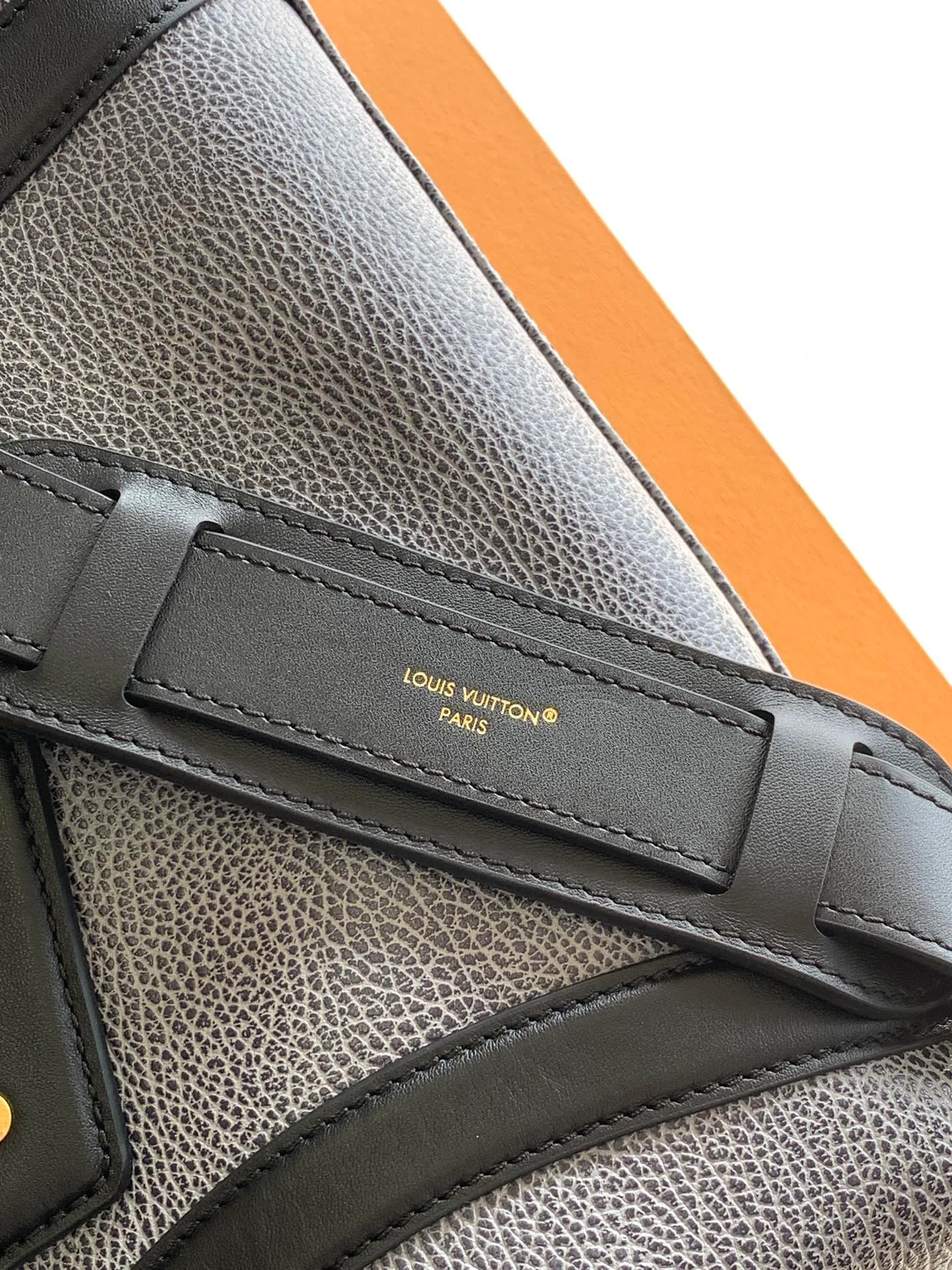 💰1420 (top layer leather) small top original order, transcoding chip black M14623 mini M14514 small M14700 medium dark gray M14702 medium light gray M14721 mini M14721 small M14721 medium This Nano LV Rider handbag is from 2025 For the spring and summer series, pixelated grained sheep leather is blended with smooth cow leather elements, and the LV Circle logo is highlighted with elegant patches. The foldable configuration makes it easy to store in a suitcase, and the modern design adds a rock-n-roll edge to any look.  Mini 10 x 10 x 23 cm Small 12 × 12 × 30 cm Medium 15 × 15 × 38 cm (H x W x L) Sheep leather Cow leather trim Textile lining Metal hardware Zipper closure Side slip straps Internal pocket Holds a 6.7-inch smartphone, Romy card holder and lipstick Shoulder strap: removable, adjustable Strap half-length: 30.0 cm Bag strap half length adjustable to: 45.0 cm Handle: double handle