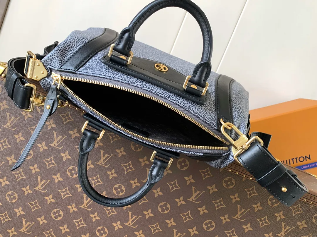 💰1420 (top layer leather) small top original order, transcoding chip black M14623 mini M14514 small M14700 medium dark gray M14702 medium light gray M14721 mini M14721 small M14721 medium This Nano LV Rider handbag is from 2025 For the spring and summer series, pixelated grained sheep leather is blended with smooth cow leather elements, and the LV Circle logo is highlighted with elegant patches. The foldable configuration makes it easy to store in a suitcase, and the modern design adds a rock-n-roll edge to any look.  Mini 10 x 10 x 23 cm Small 12 × 12 × 30 cm Medium 15 × 15 × 38 cm (H x W x L) Sheep leather Cow leather trim Textile lining Metal hardware Zipper closure Side slip straps Internal pocket Holds a 6.7-inch smartphone, Romy card holder and lipstick Shoulder strap: removable, adjustable Strap half-length: 30.0 cm Bag strap half length adjustable to: 45.0 cm Handle: double handle