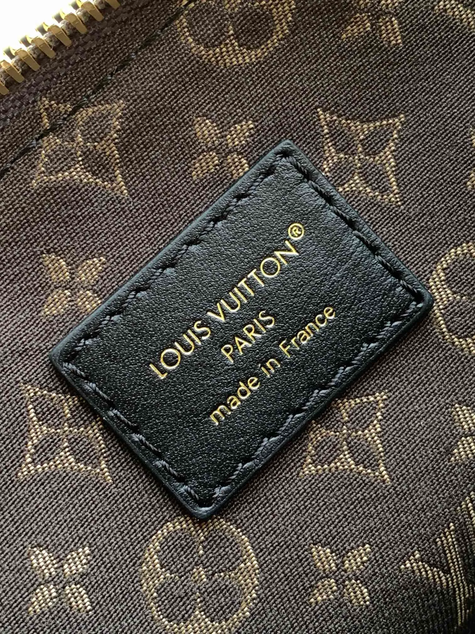 💰1420 (top layer leather) small top original order, transcoding chip black M14623 mini M14514 small M14700 medium dark gray M14702 medium light gray M14721 mini M14721 small M14721 medium This Nano LV Rider handbag is from 2025 For the spring and summer series, pixelated grained sheep leather is blended with smooth cow leather elements, and the LV Circle logo is highlighted with elegant patches. The foldable configuration makes it easy to store in a suitcase, and the modern design adds a rock-n-roll edge to any look.  Mini 10 x 10 x 23 cm Small 12 × 12 × 30 cm Medium 15 × 15 × 38 cm (H x W x L) Sheep leather Cow leather trim Textile lining Metal hardware Zipper closure Side slip straps Internal pocket Holds a 6.7-inch smartphone, Romy card holder and lipstick Shoulder strap: removable, adjustable Strap half-length: 30.0 cm Bag strap half length adjustable to: 45.0 cm Handle: double handle