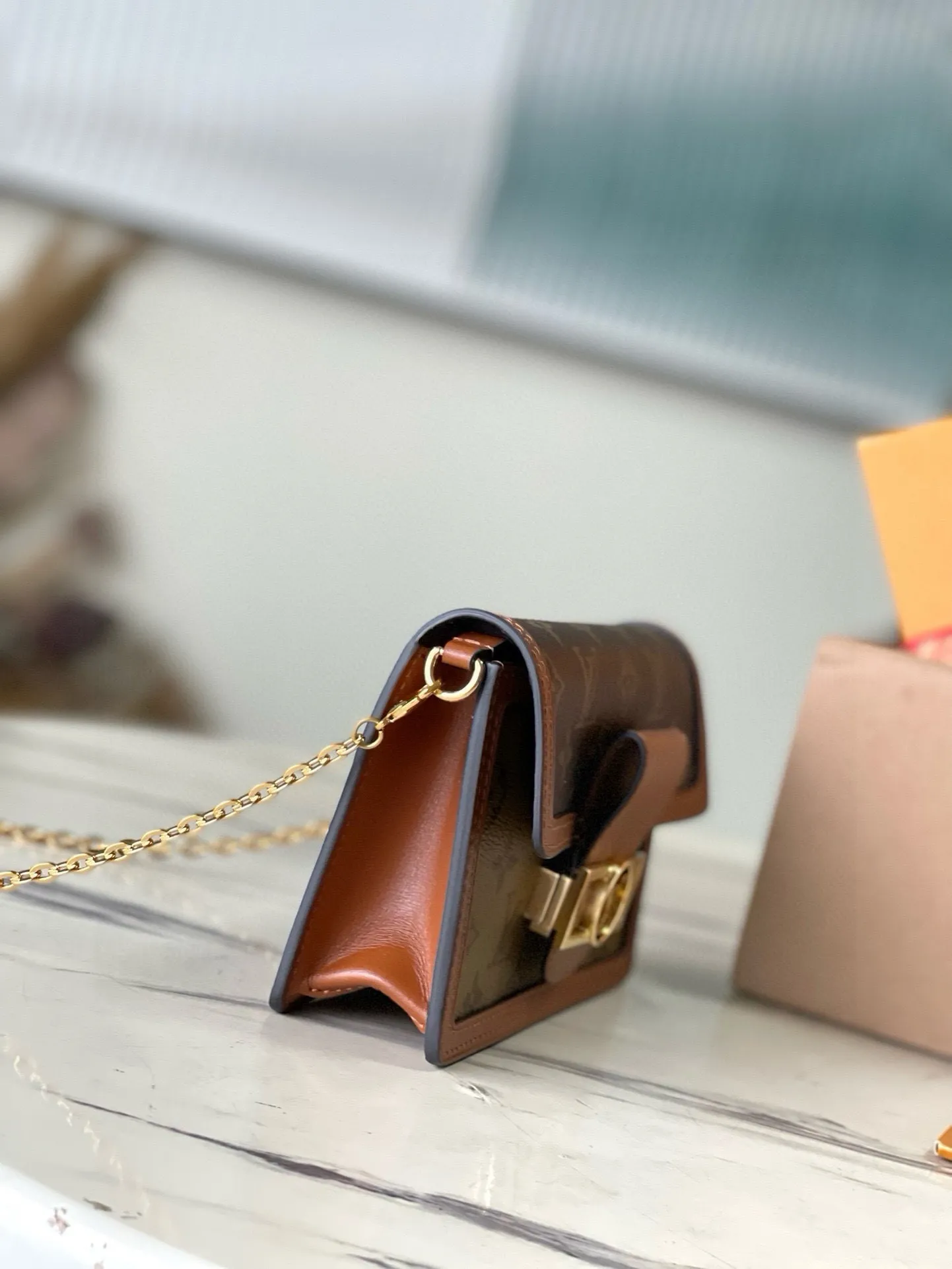 💰740 (steel chain) top original order M68746 This Dauphine chain bag combines the iconic elements of the Dauphine series with the fusion of Monogram and Monogram Reverse canvas, reproducing the retro appearance, calfskin trim and Circle hook buckle. Dimensions: 18.5 x 12.0 x 5.0 cm