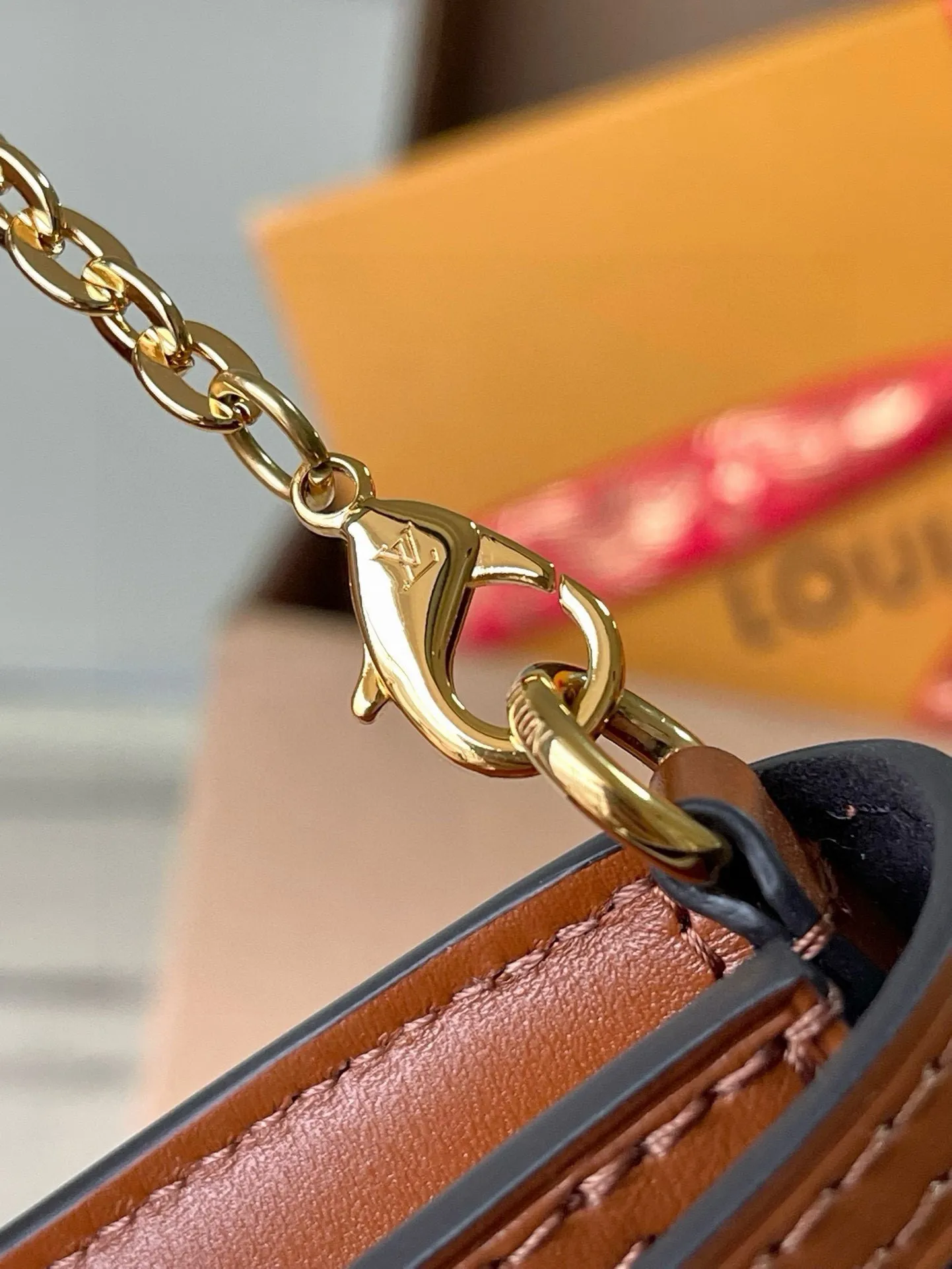 💰740 (steel chain) top original order M68746 This Dauphine chain bag combines the iconic elements of the Dauphine series with the fusion of Monogram and Monogram Reverse canvas, reproducing the retro appearance, calfskin trim and Circle hook buckle. Dimensions: 18.5 x 12.0 x 5.0 cm