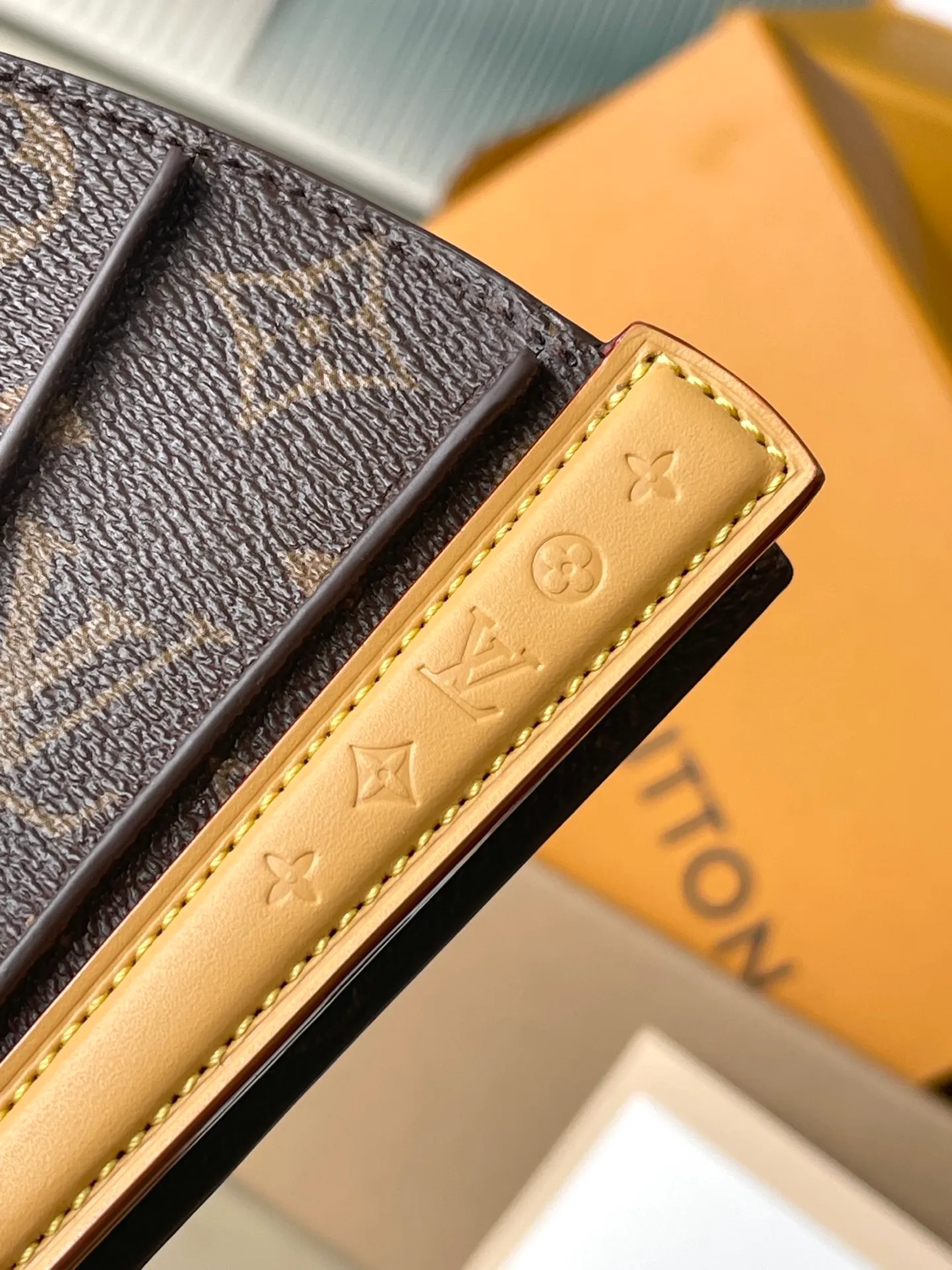 💰1020 The top original M14804 LVFan handbag is made of Monogram canvas and appears on the 2025 spring and summer show with a unique design, making it a collector's choice. The leather is embellished with Monogram floral details and can be carried by hand or on the shoulder. Dimensions: 37 × 19 × 6 cm