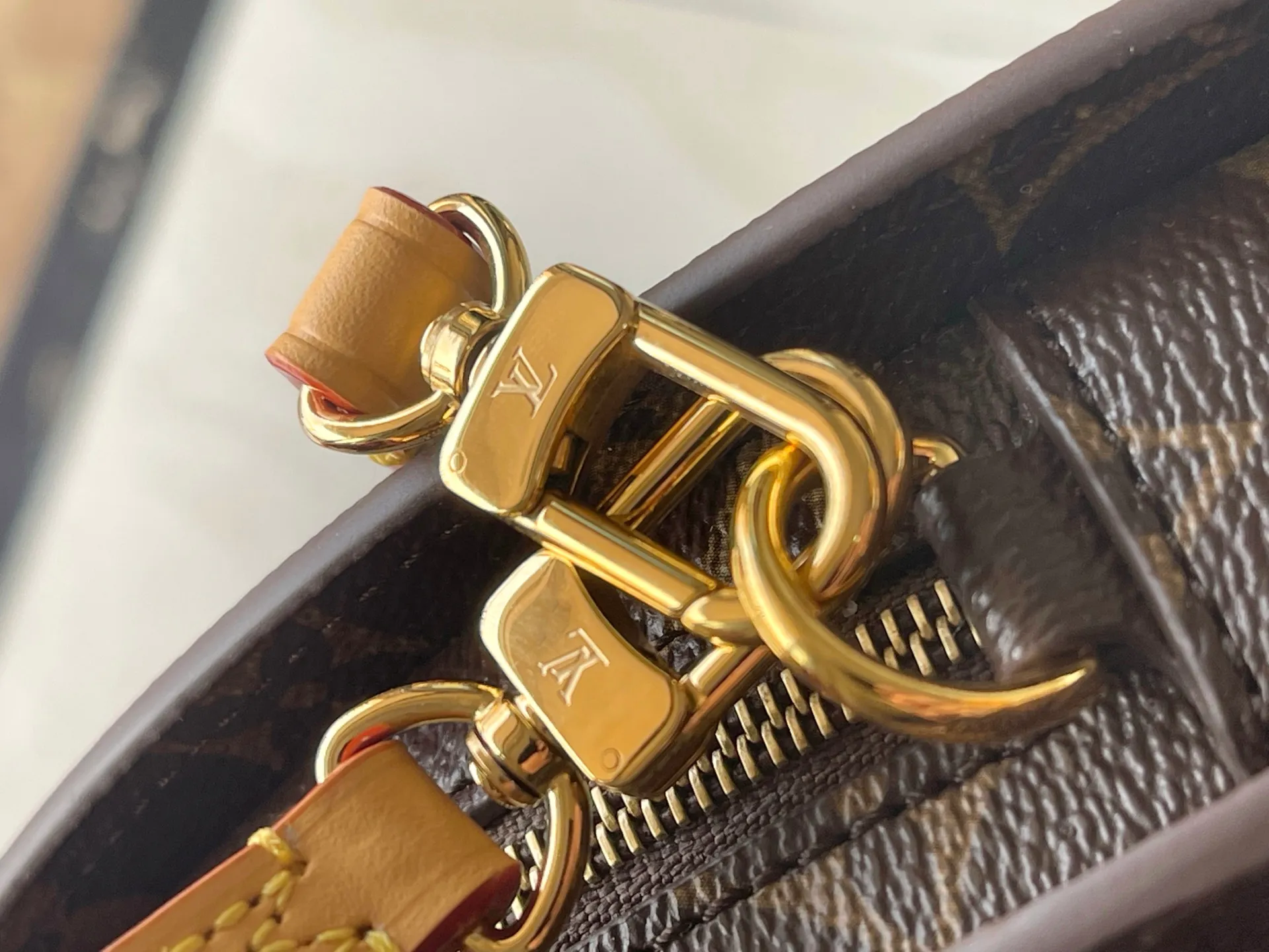 💰1020 The top original M14804 LVFan handbag is made of Monogram canvas and appears on the 2025 spring and summer show with a unique design, making it a collector's choice. The leather is embellished with Monogram floral details and can be carried by hand or on the shoulder. Dimensions: 37 × 19 × 6 cm