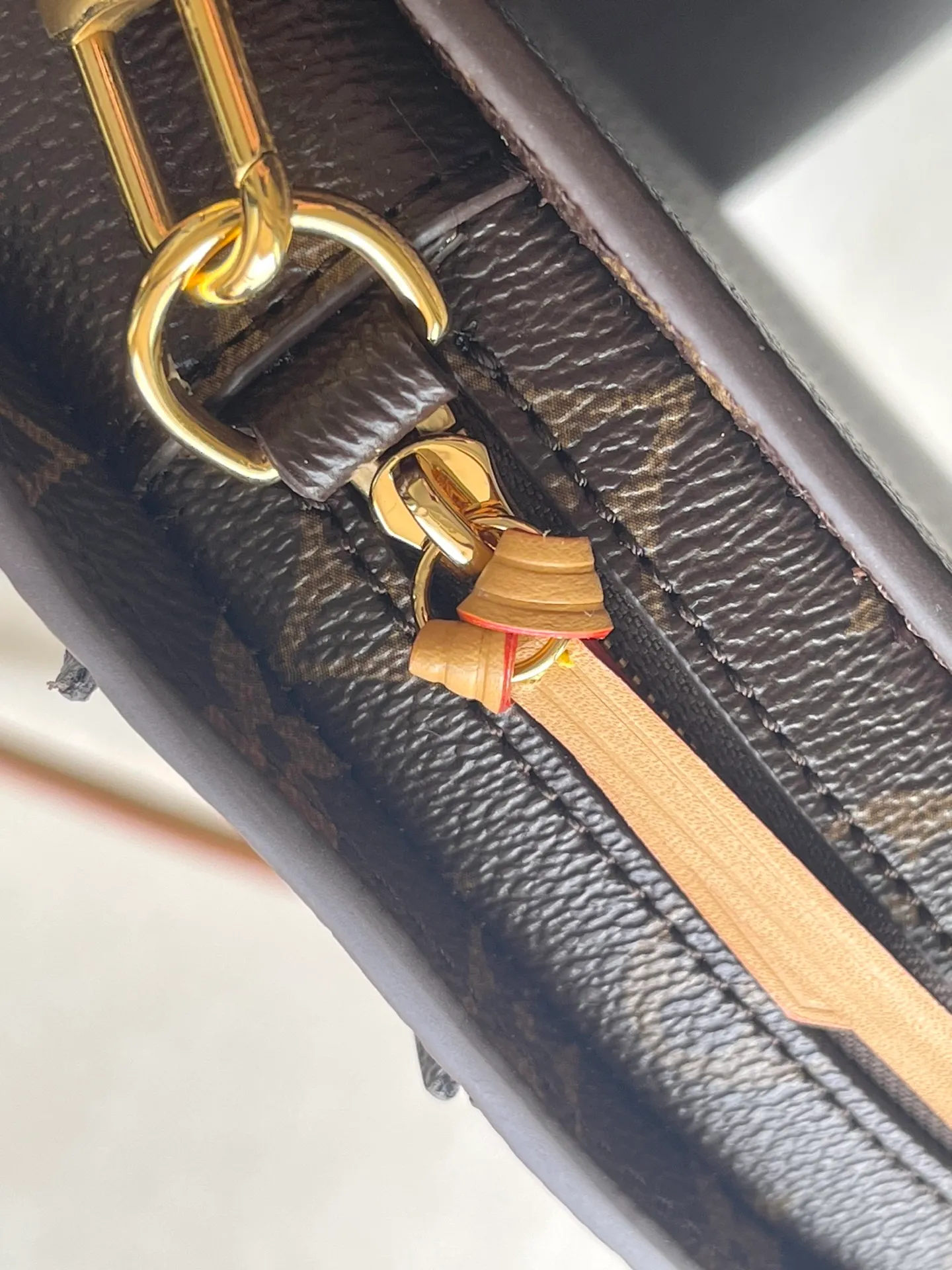 💰1020 The top original M14804 LVFan handbag is made of Monogram canvas and appears on the 2025 spring and summer show with a unique design, making it a collector's choice. The leather is embellished with Monogram floral details and can be carried by hand or on the shoulder. Dimensions: 37 × 19 × 6 cm
