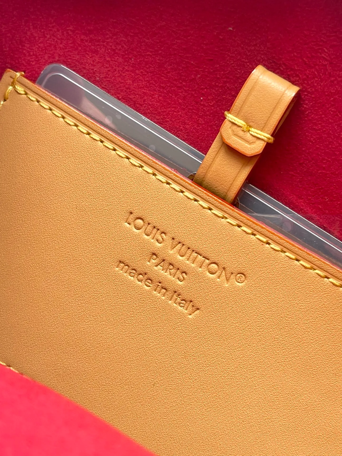 💰1020 The top original M14804 LVFan handbag is made of Monogram canvas and appears on the 2025 spring and summer show with a unique design, making it a collector's choice. The leather is embellished with Monogram floral details and can be carried by hand or on the shoulder. Dimensions: 37 × 19 × 6 cm